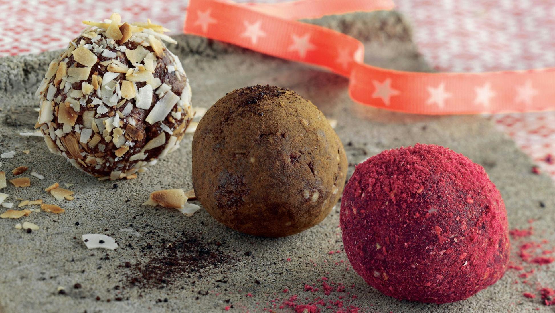 Julekugler: Opskrift på sundt julekonfekt med tørret frugt, nødder, kokos og chokolade.