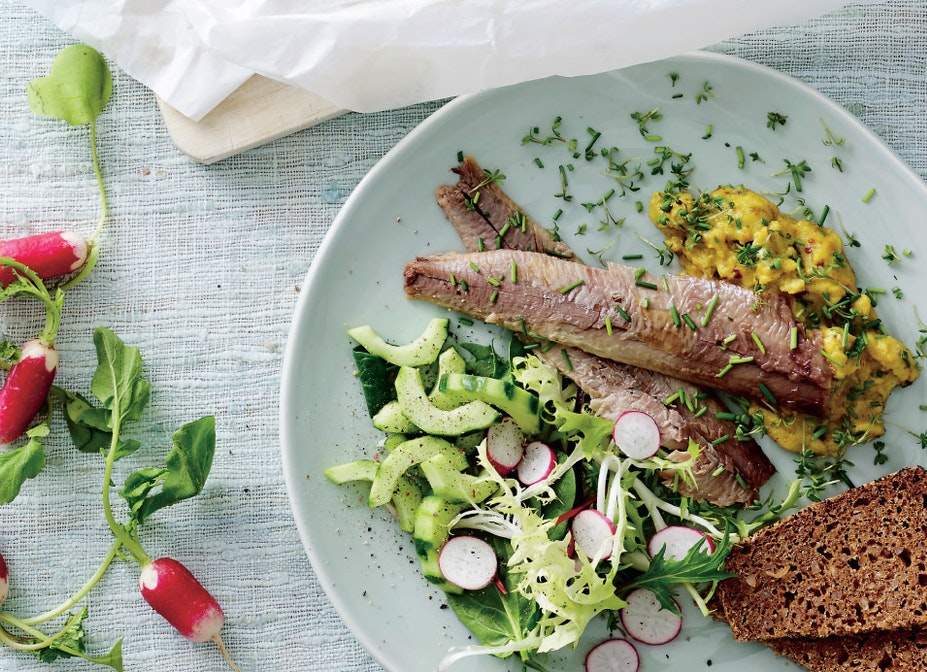 Røget sild med røræg og radiser