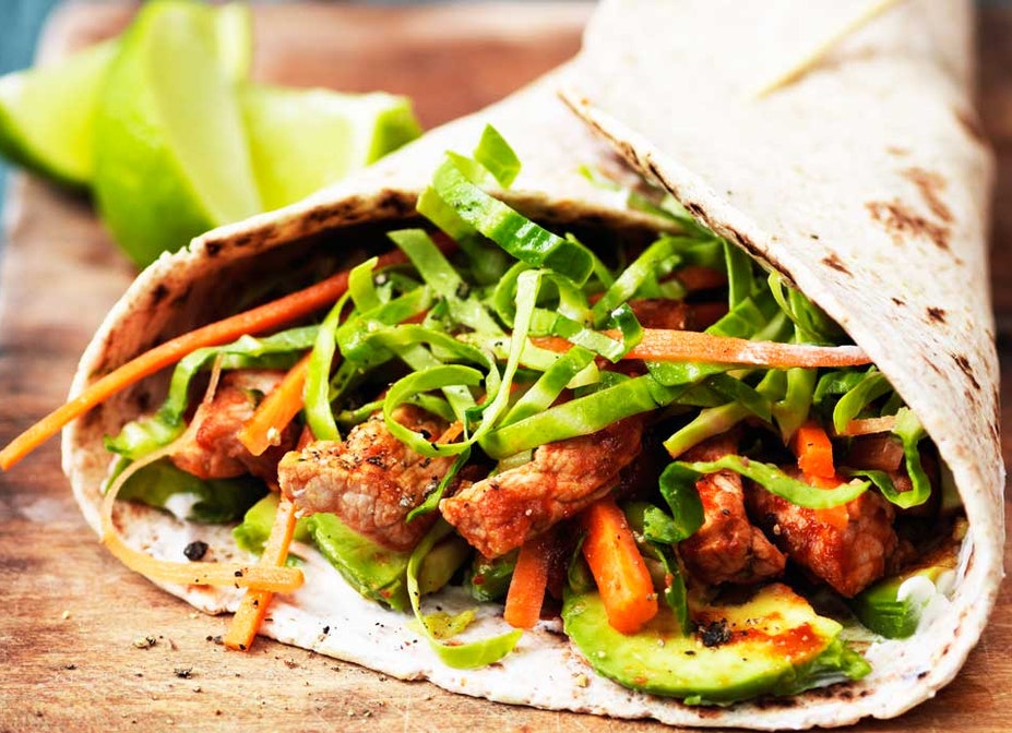 Spicy wraps med kylling, spidskål og avocado