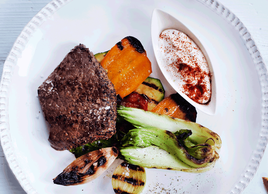 Peberbøf med grillet grønt og paprikadressing