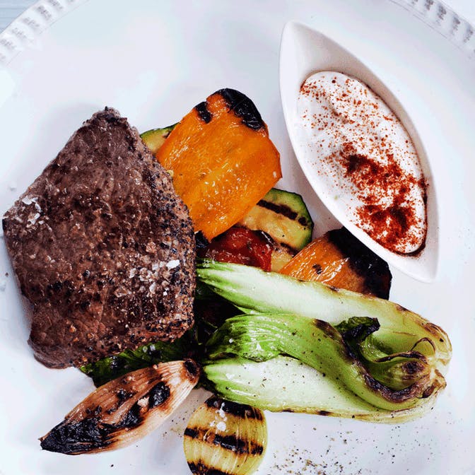 Peberbøf med grillet grønt og paprikadressing