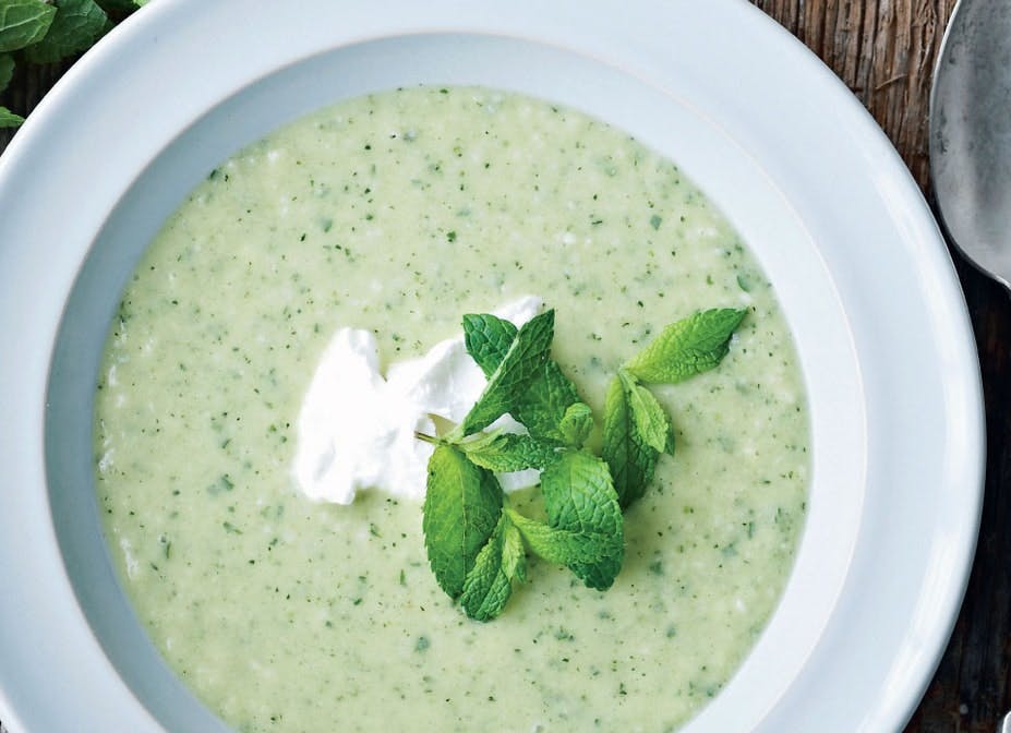Squashsuppe med mandler, mynte og gedeost