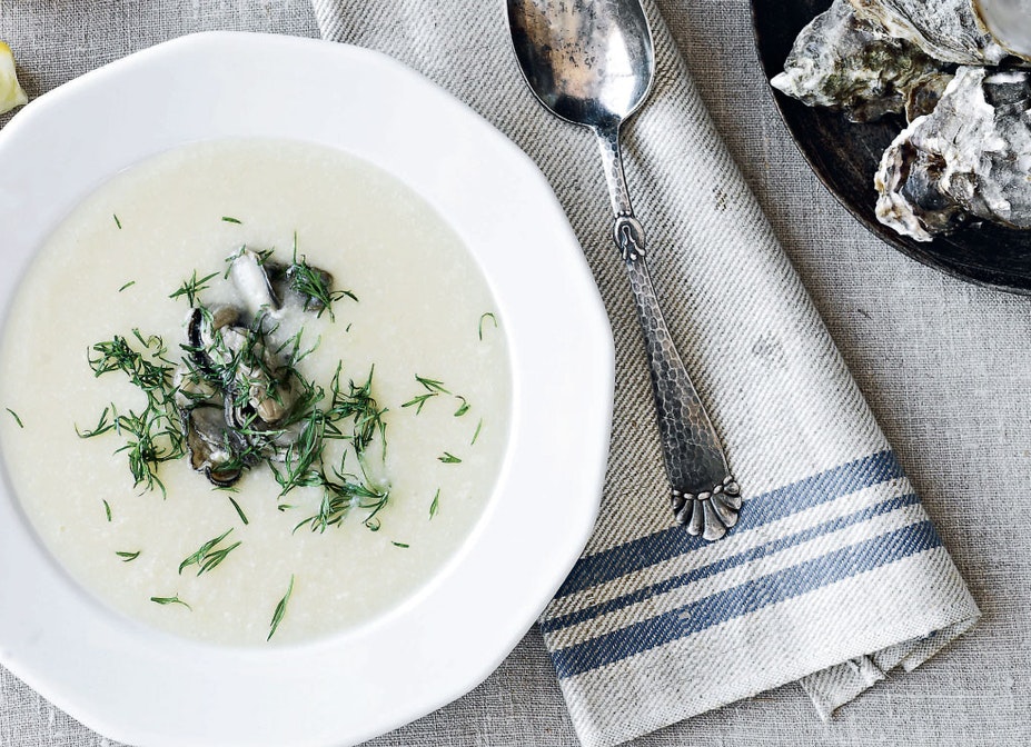Suppe med blomkål og pocherede østers