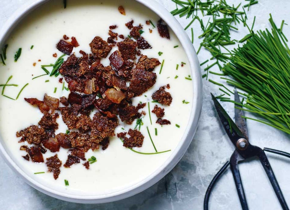 kartoffel og porre suppe med bacon knas opskrift