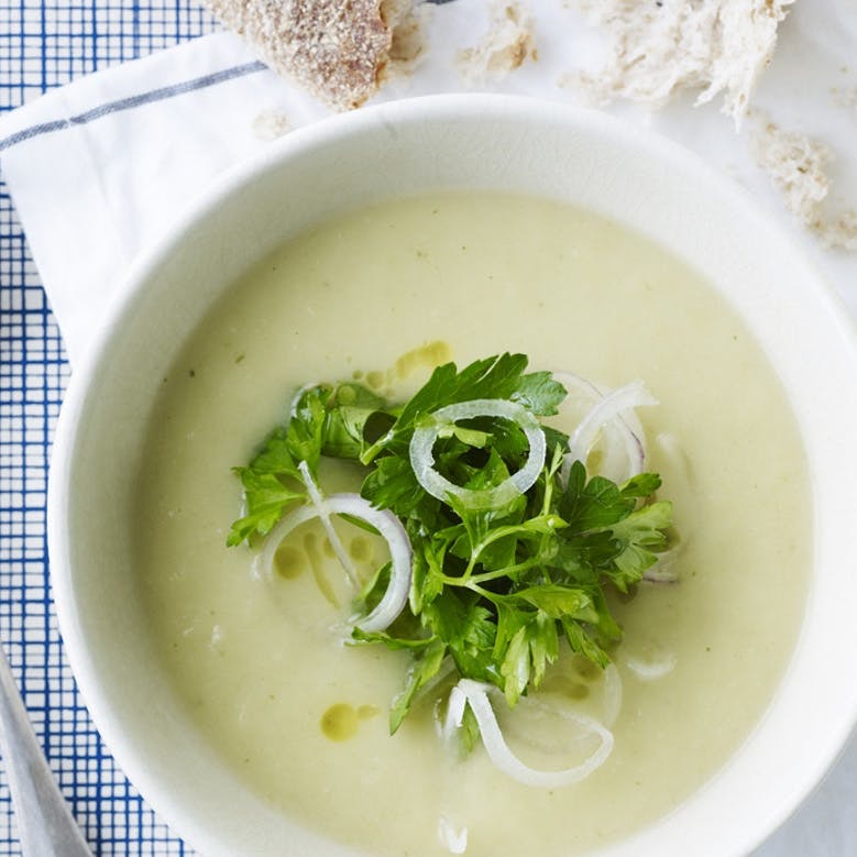 kartoffel porre suppe med grøn topping. 