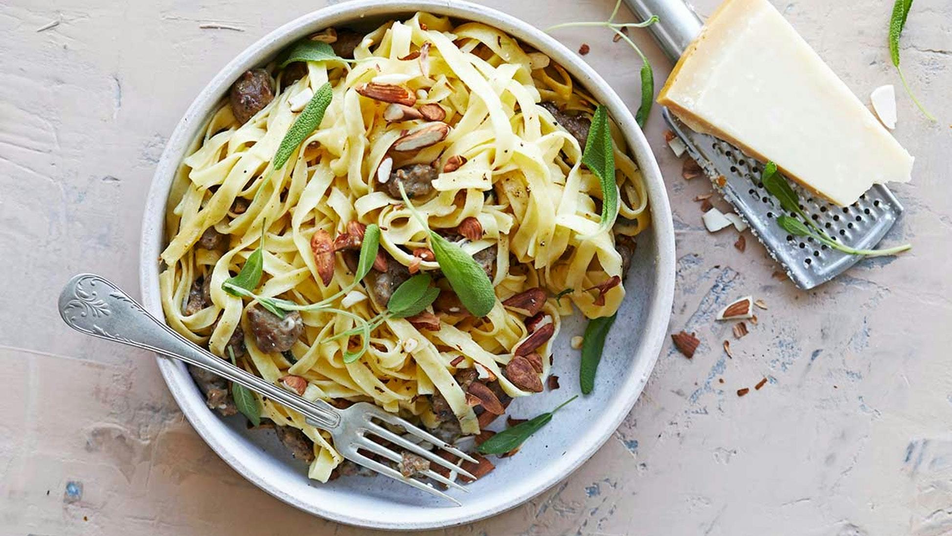 Fettuccine med salsiccia og salvie