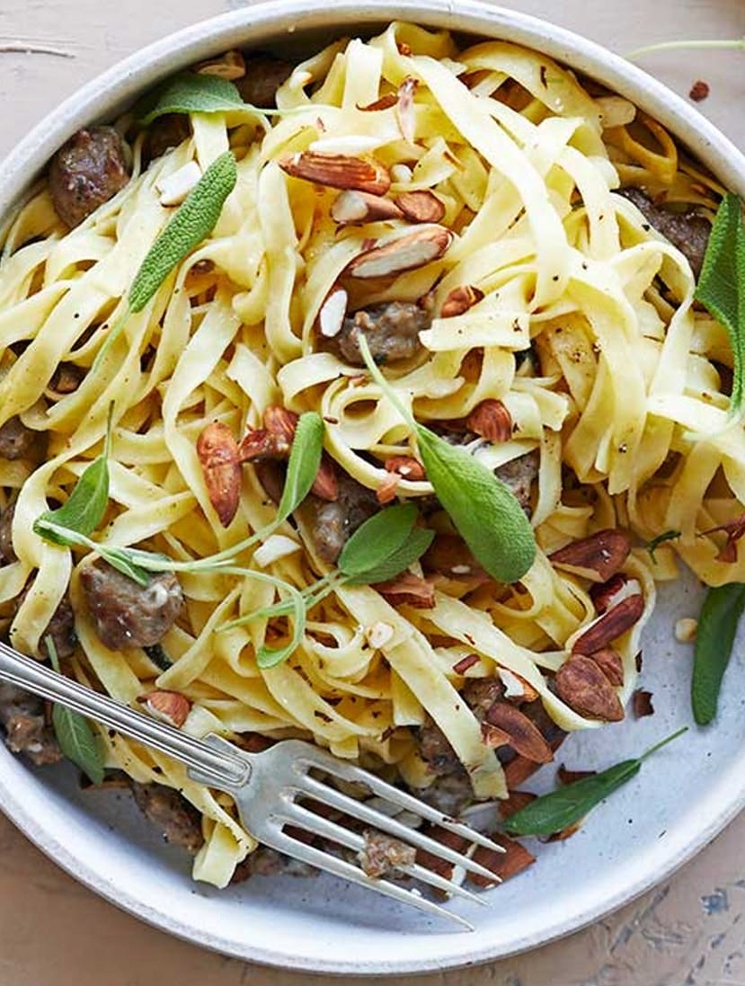 Fettuccine med salsiccia og salvie