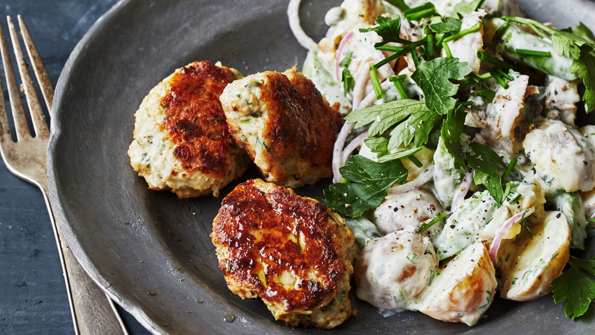 Kyllingefrikadeller med urter og forårs-kartoffelsalat