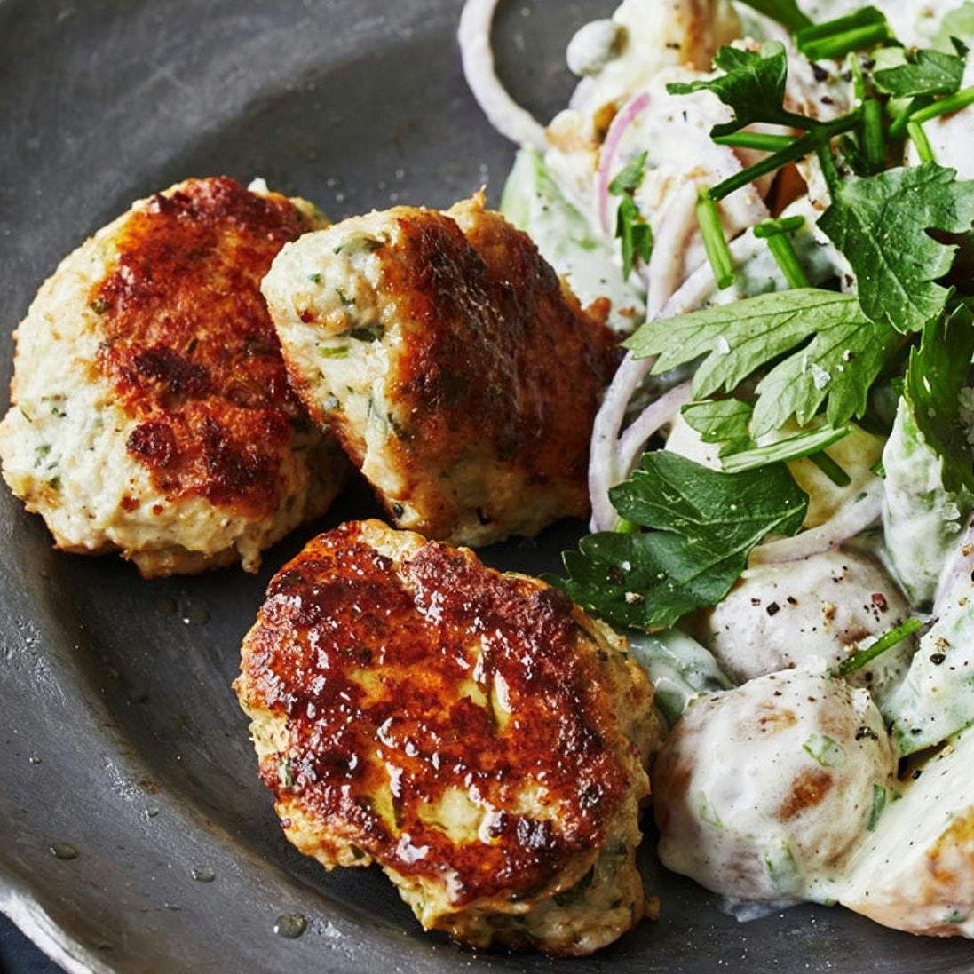 Kyllingefrikadeller med urter og forårs-kartoffelsalat
