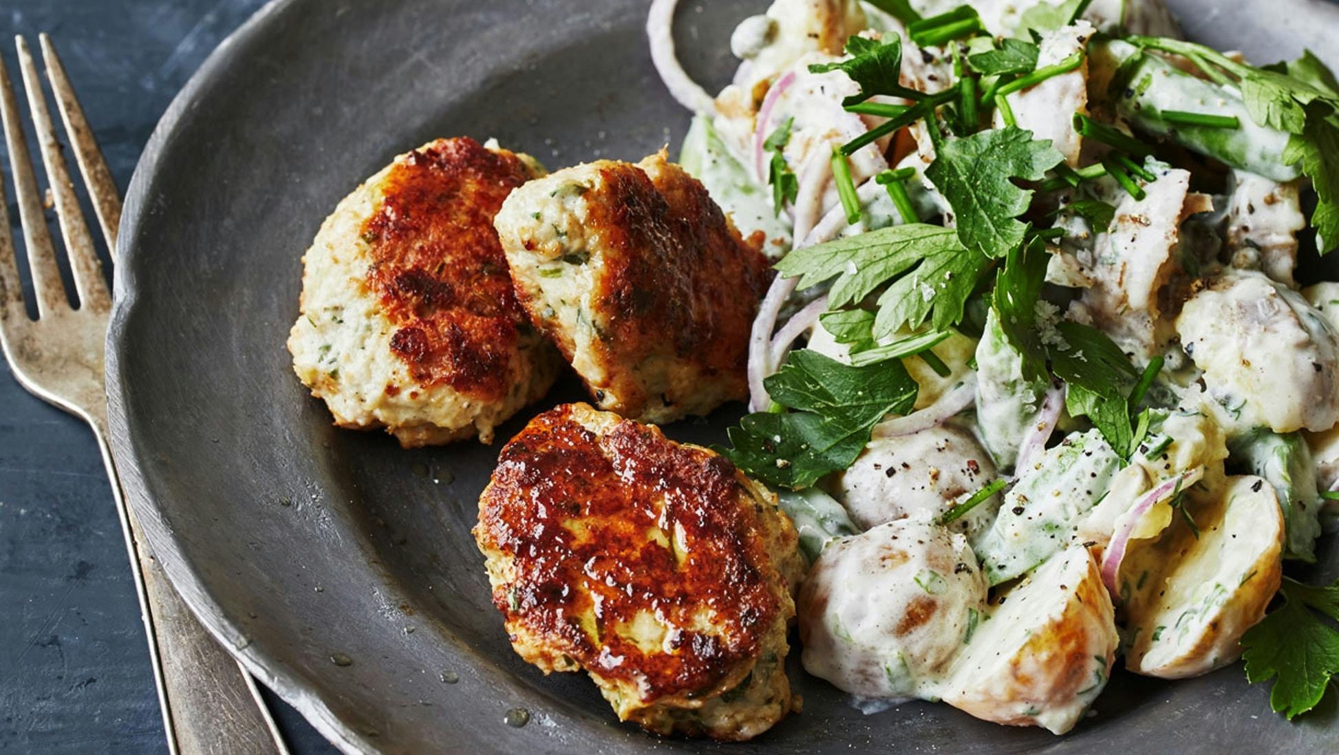 Kyllingefrikadeller med urter og forårs-kartoffelsalat