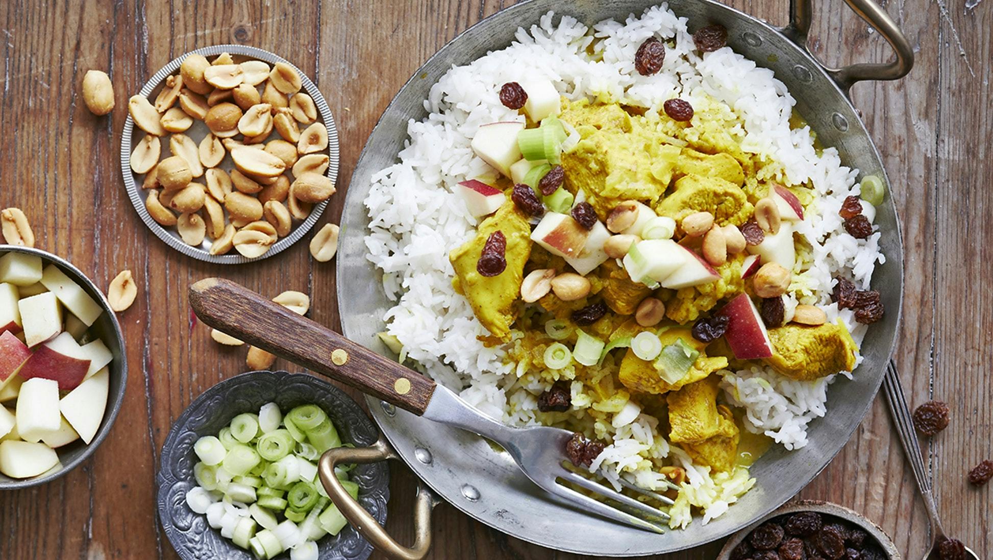 Ristaffel med kylling, æbler og peanuts