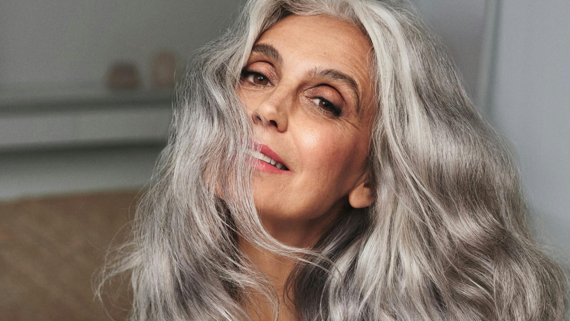 Naturligt smukt gråt hår