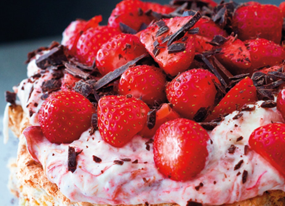 Mandelkage med rabarberskum og jordbær