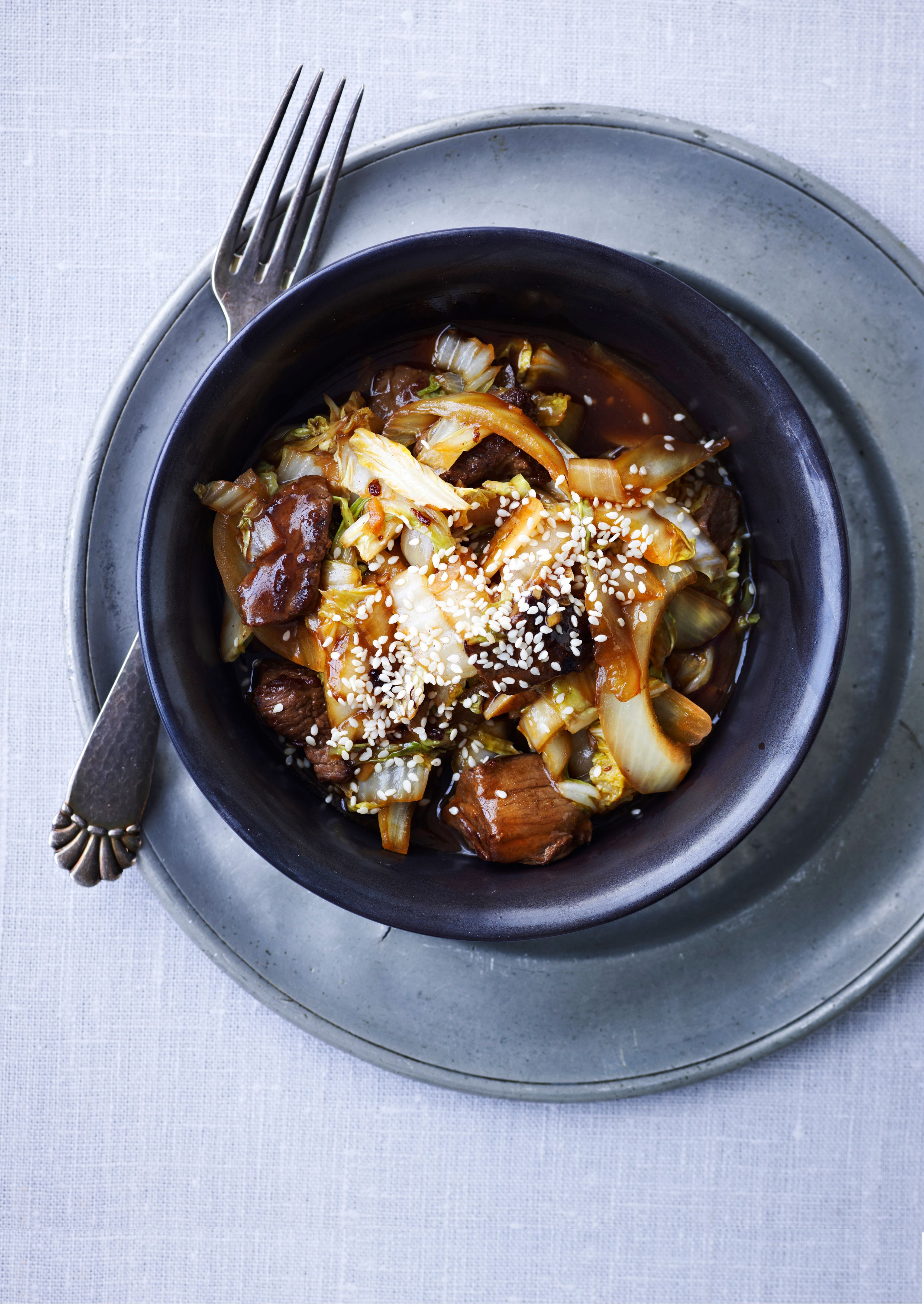 Lynstegt oksekød med kinakål