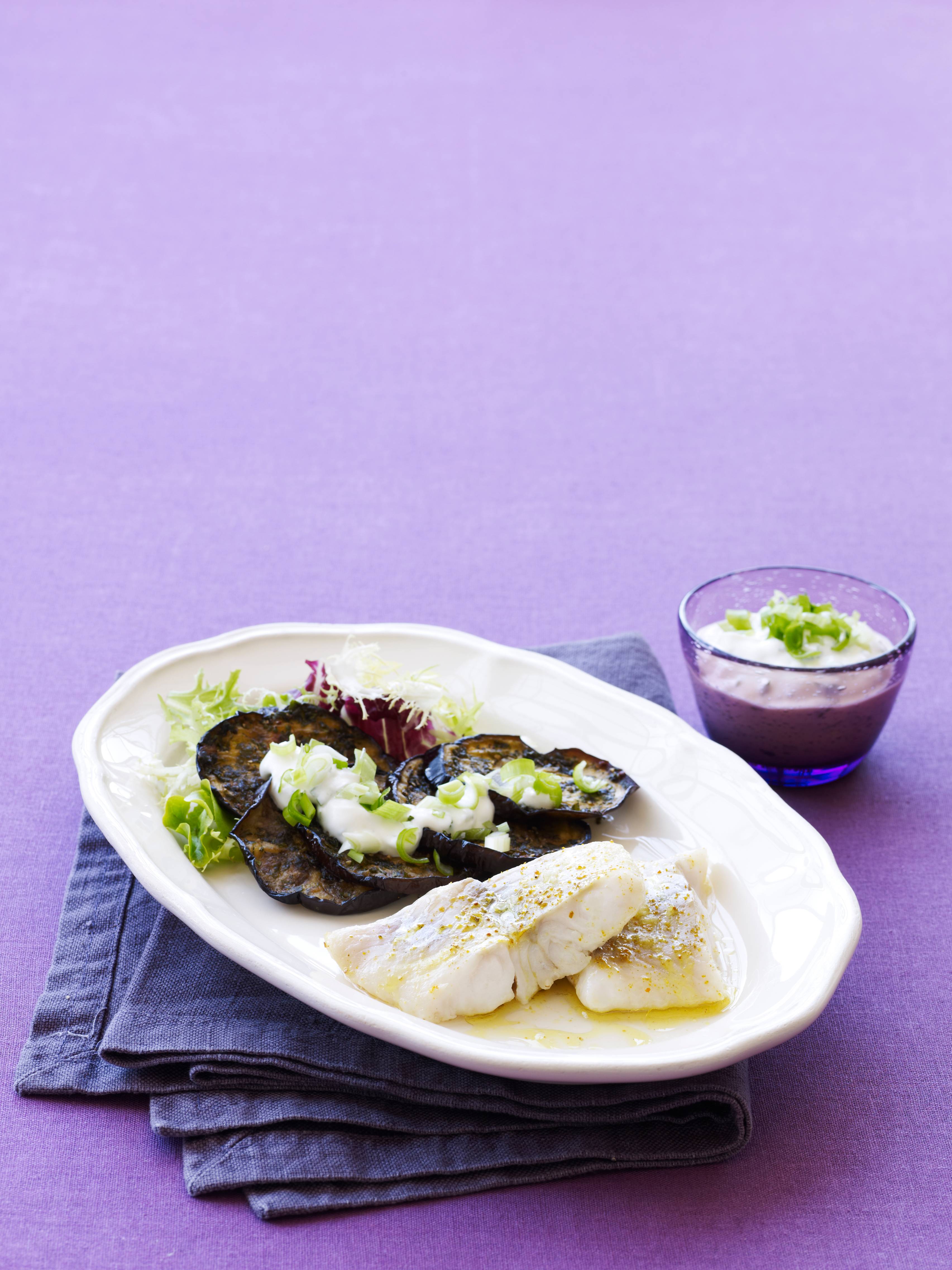 Auberginer med fisk og myntesauce opskrift