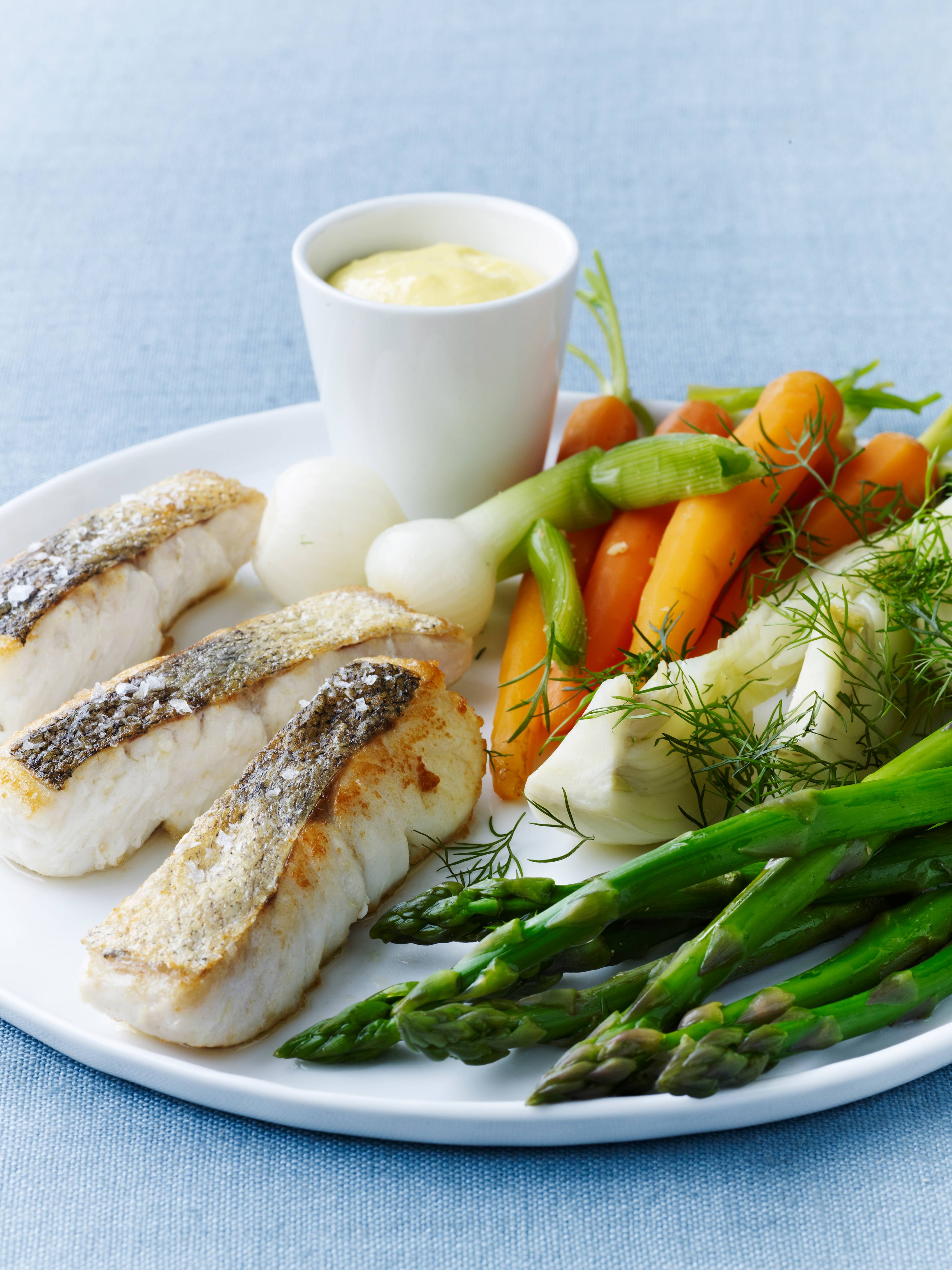 Fisk med nye grøntsager og aïoli