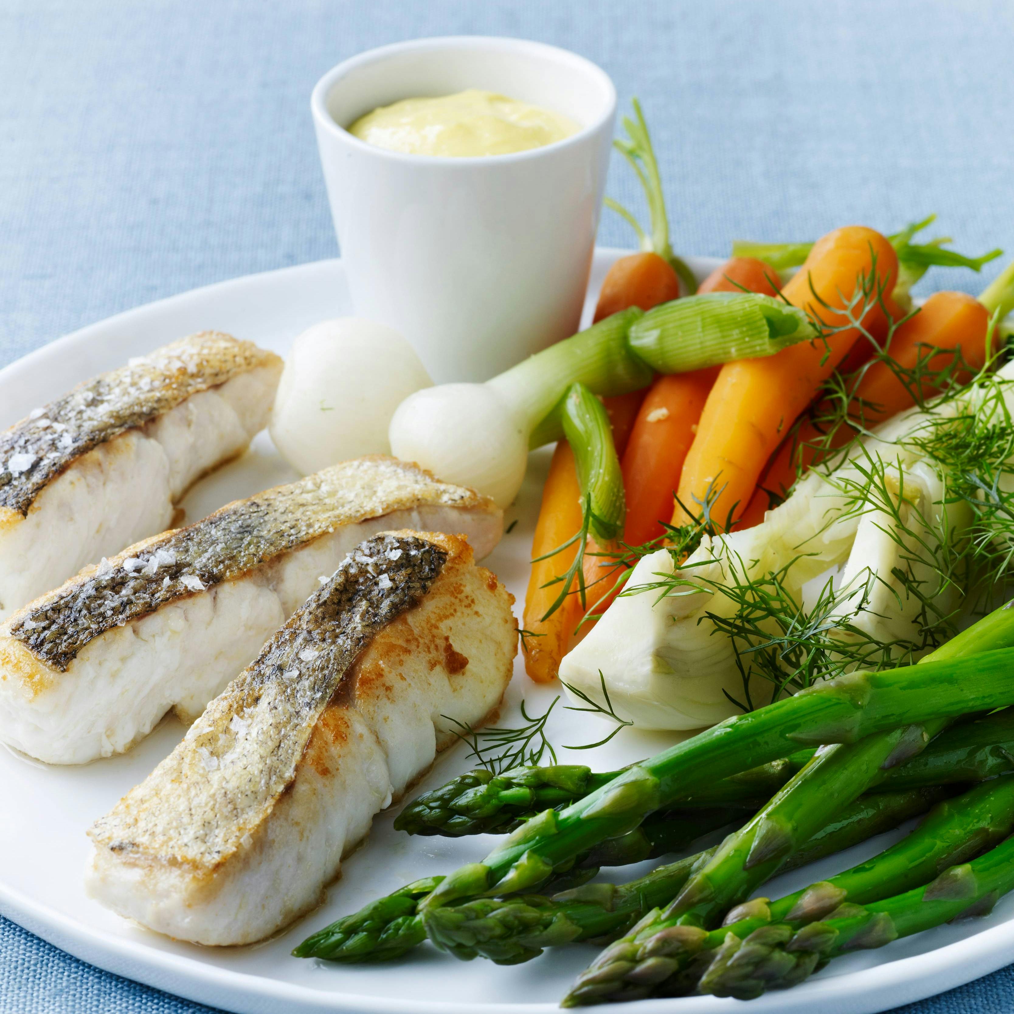 Fisk med nye grøntsager og aïoli