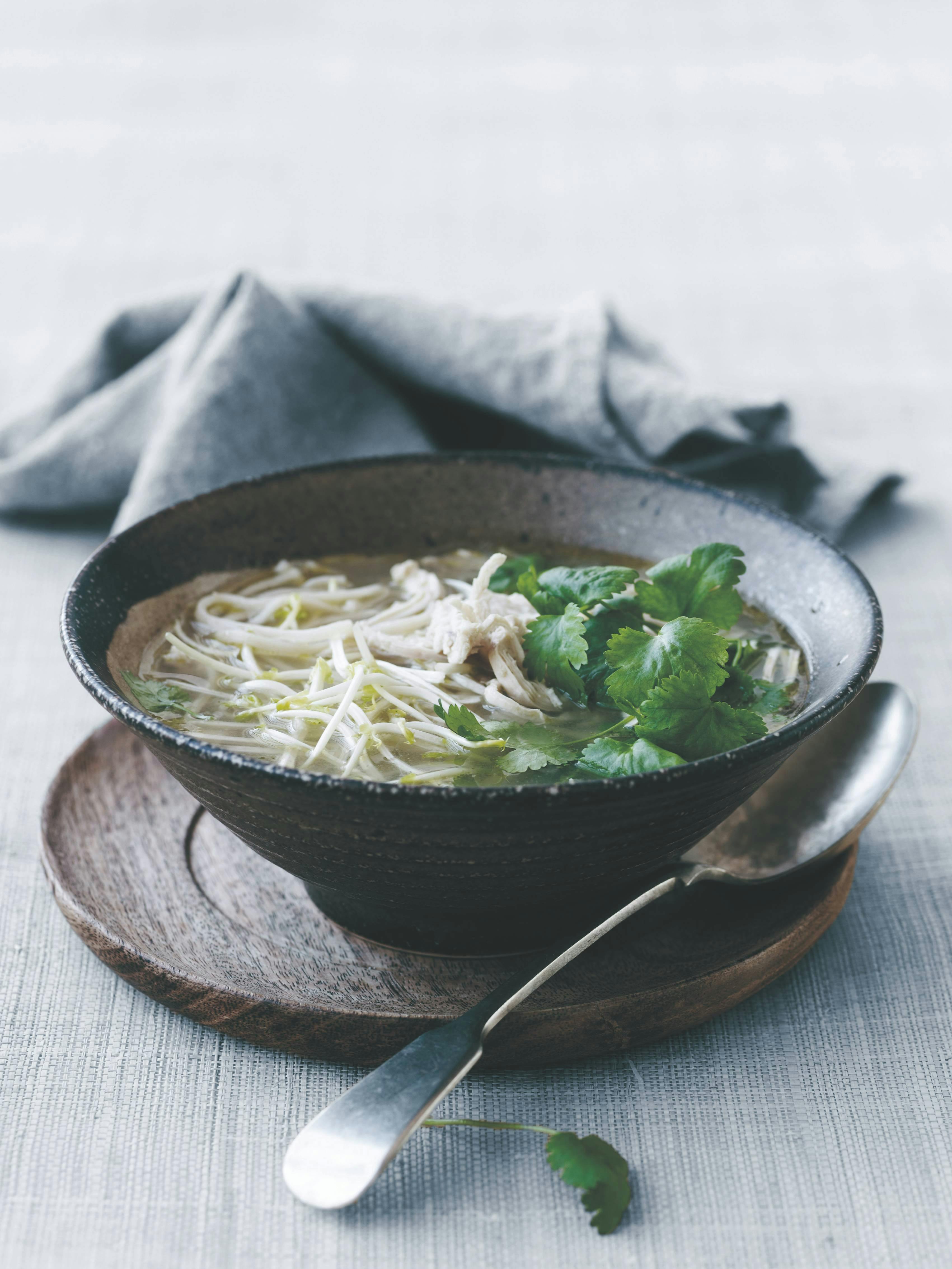 Kyllingesuppe med lime og ægnudler