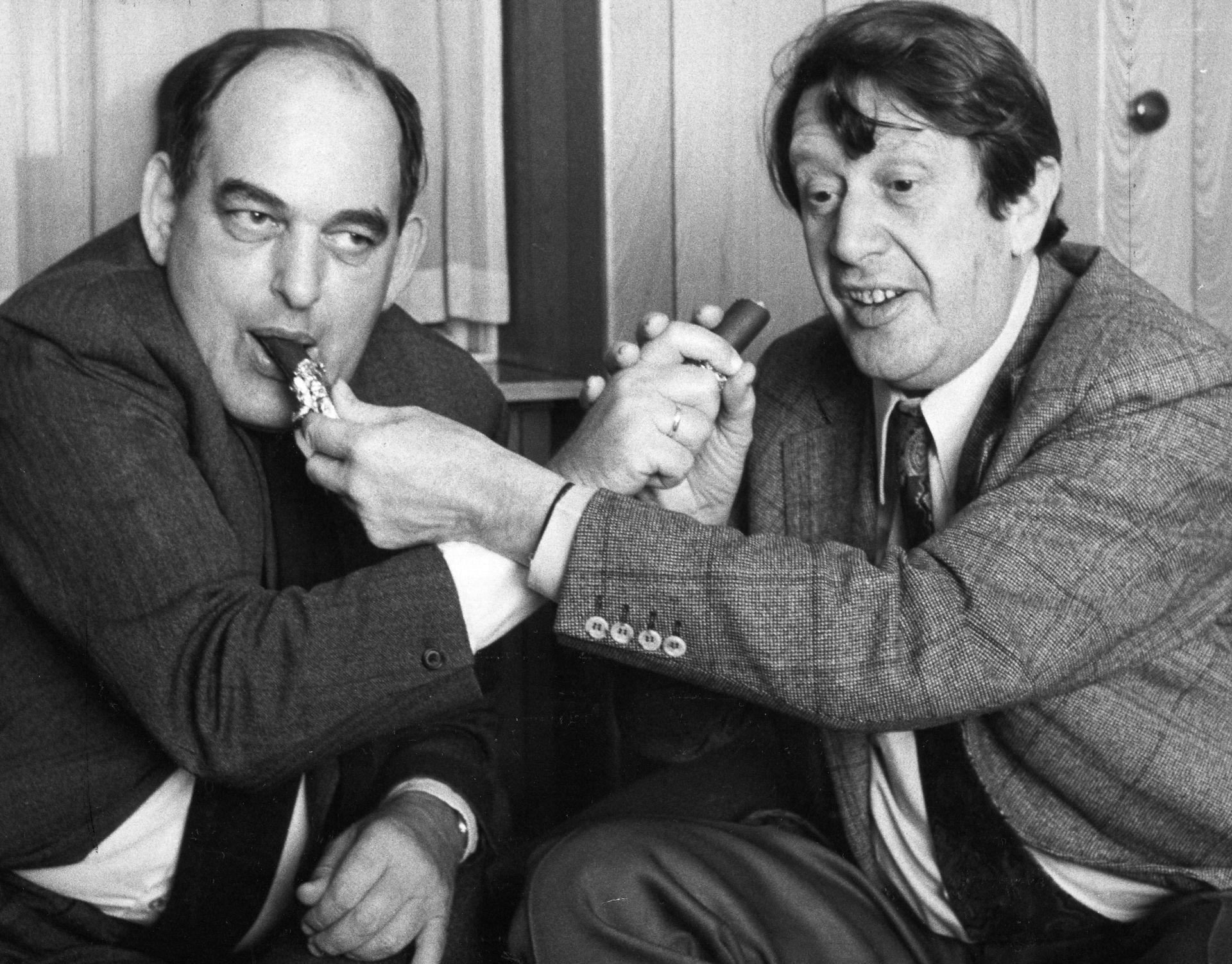 Advokat Mogens Glistrup og Gladsaxe-borgmester Erhard Jakobsen spiser marcipanbrød. De vil hjælpe hinanden når de kommer i folketinget efter næste valg.