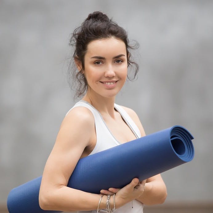 kvinde med yogamåtte