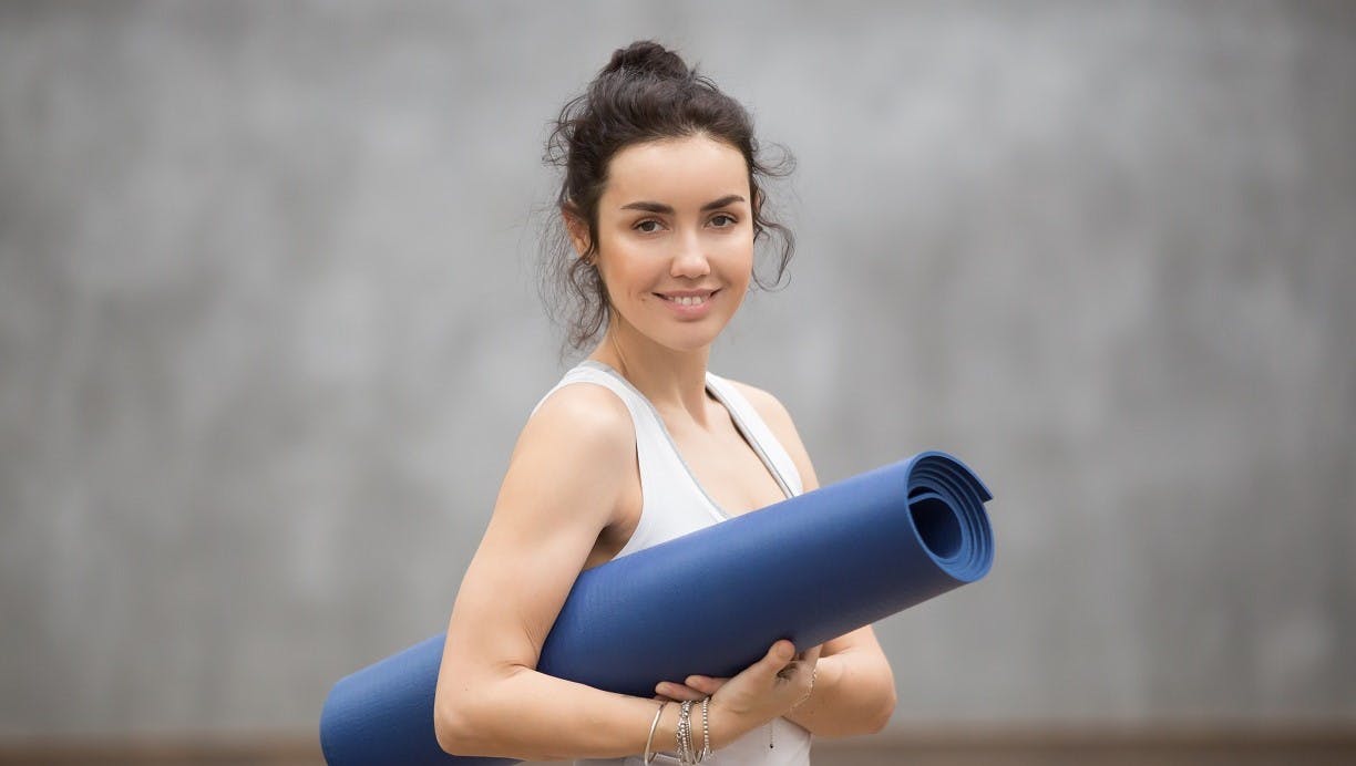 kvinde med yogamåtte