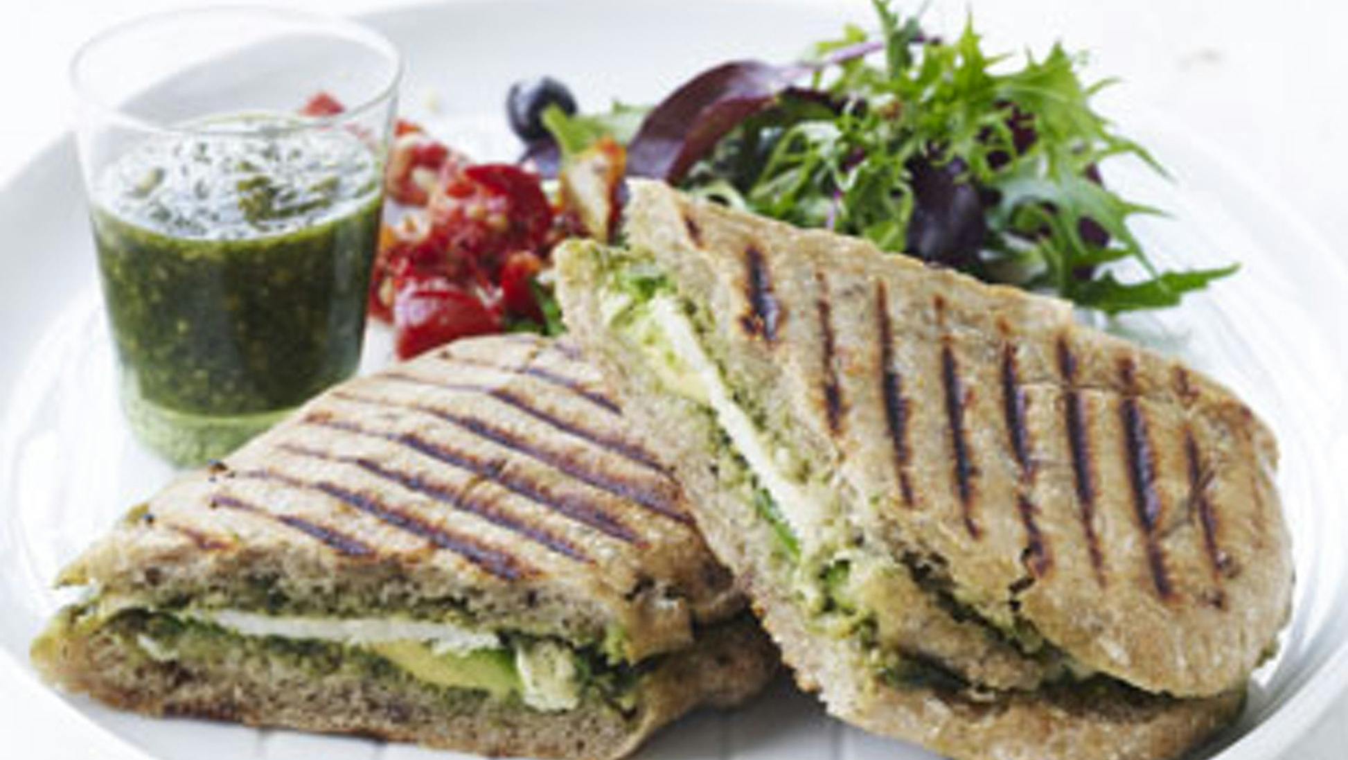 Grillet sandwich med kylling, avokado og pesto