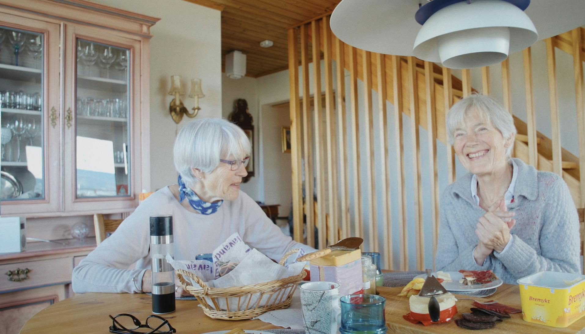 Mimi og Lise snakker