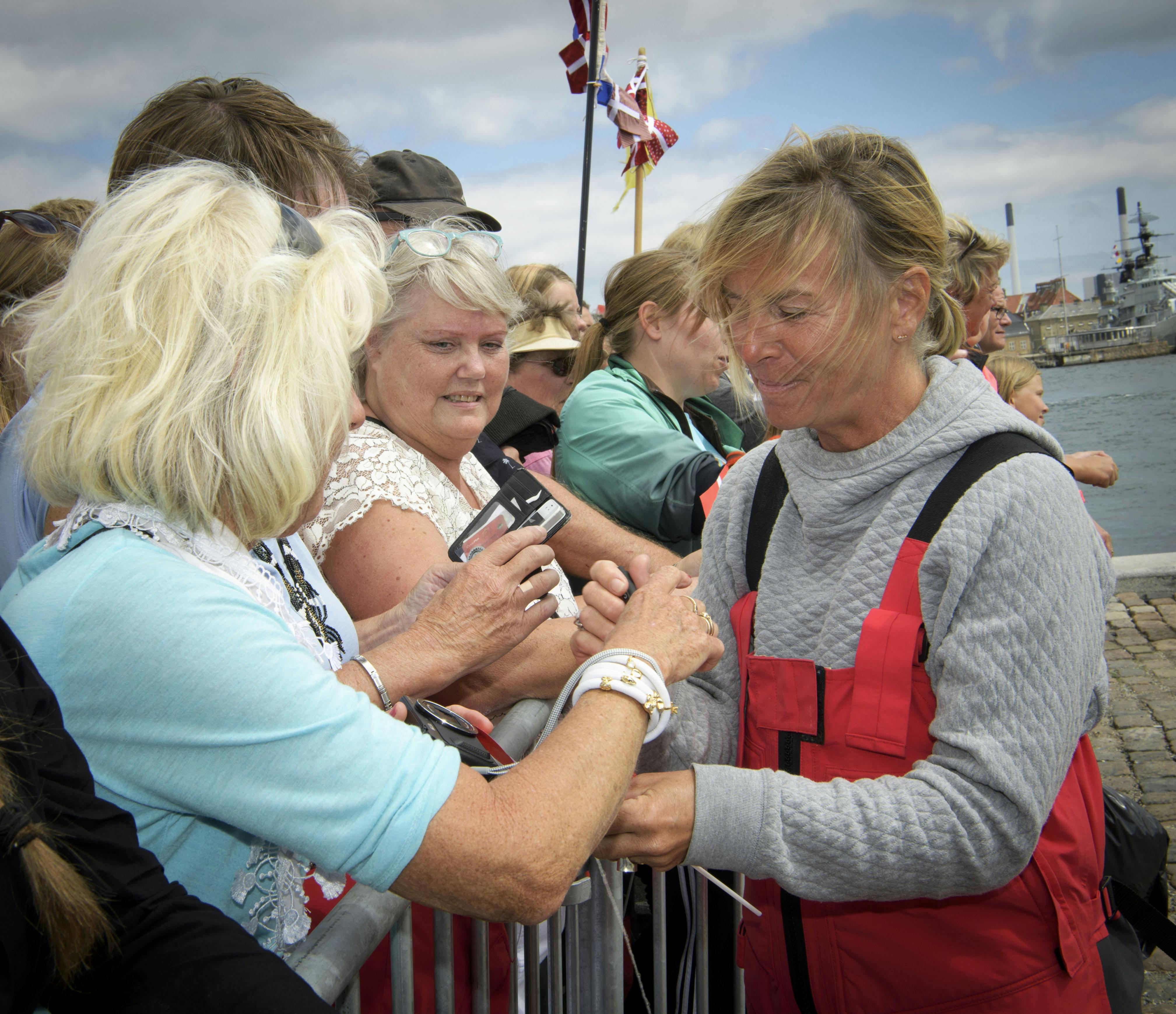 Marian Midé snakker med fans. 