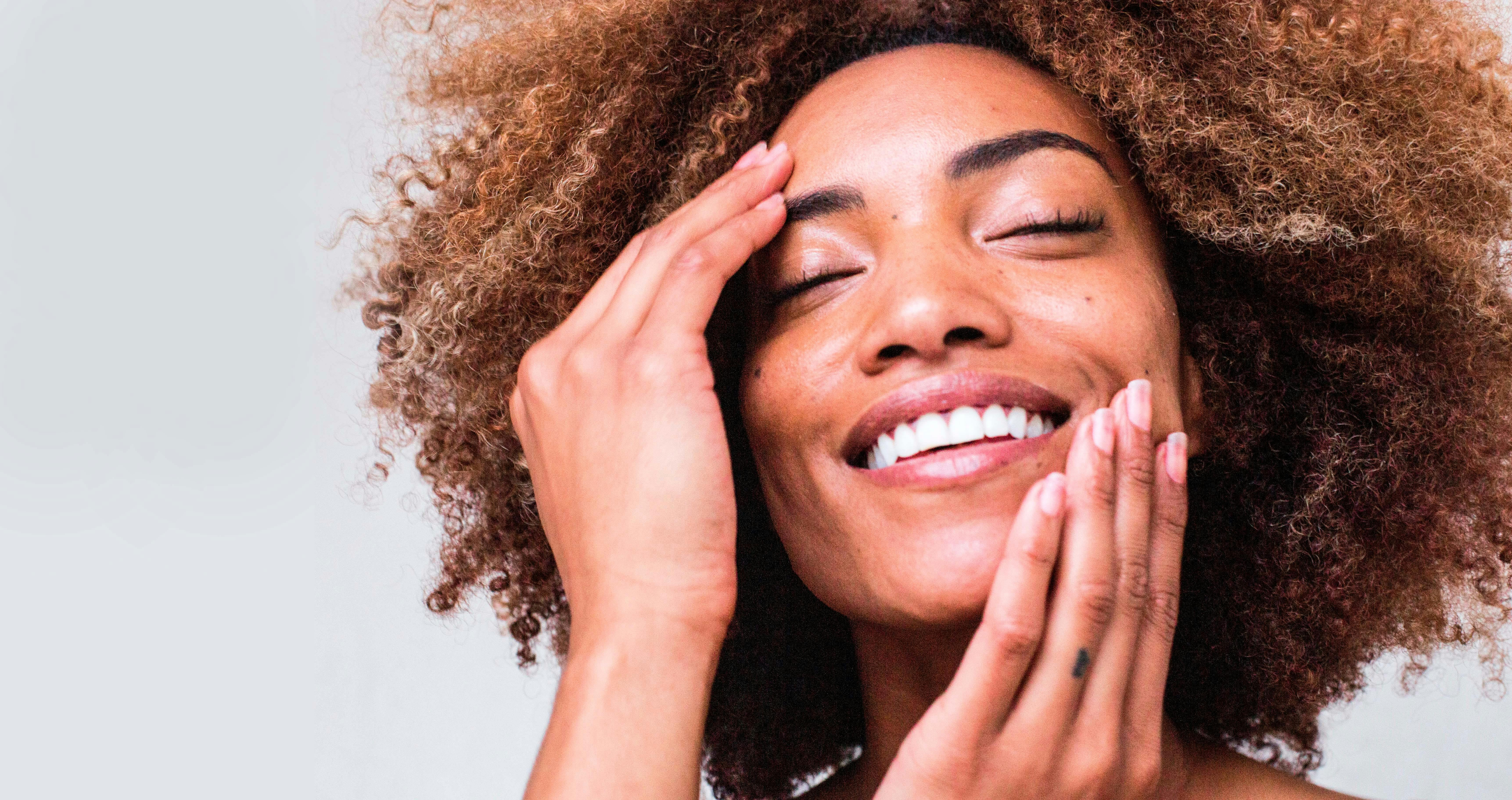 9 råd til, hvordan du omfavner og passer på din naturlige hud