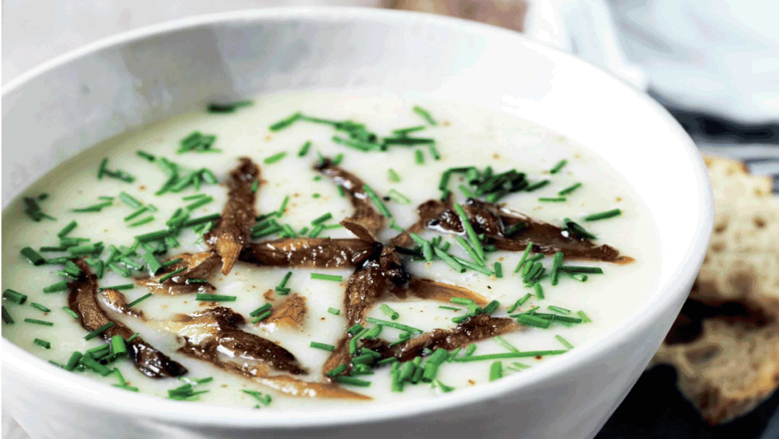 jordskokkesuppe med ristede østershatte og purløg