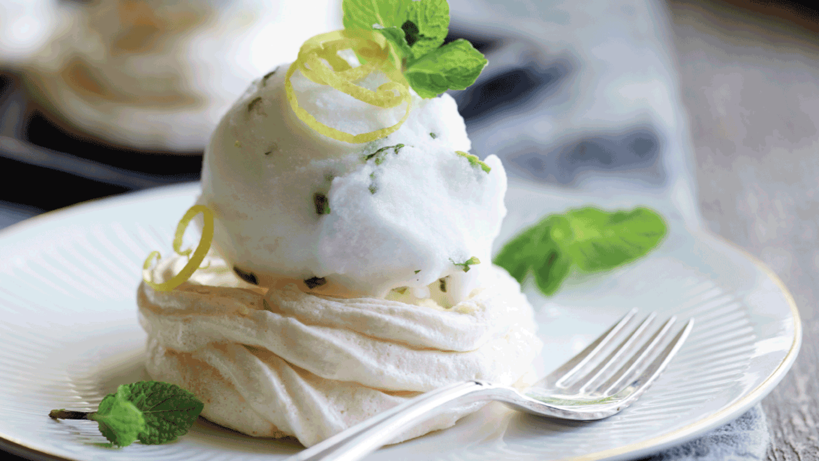 mini pavlova dessert