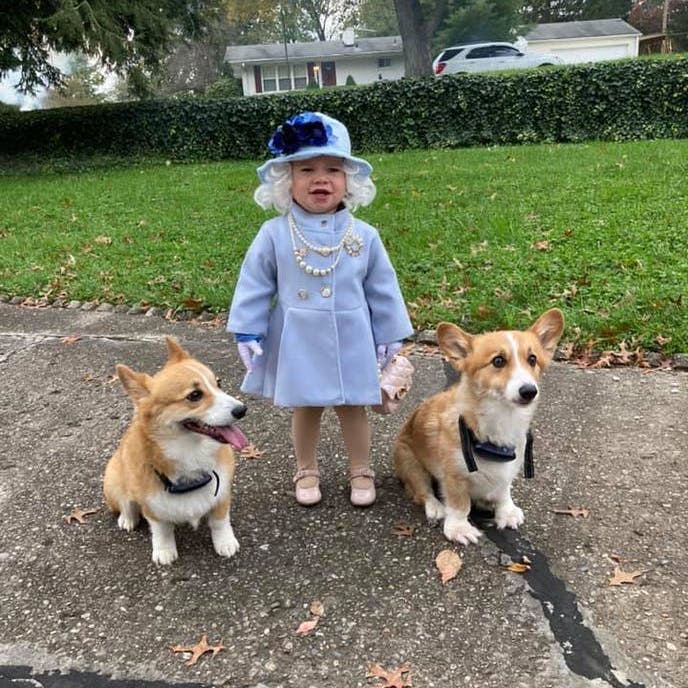 Jalayne Sutherland som Dronning Elizabeth