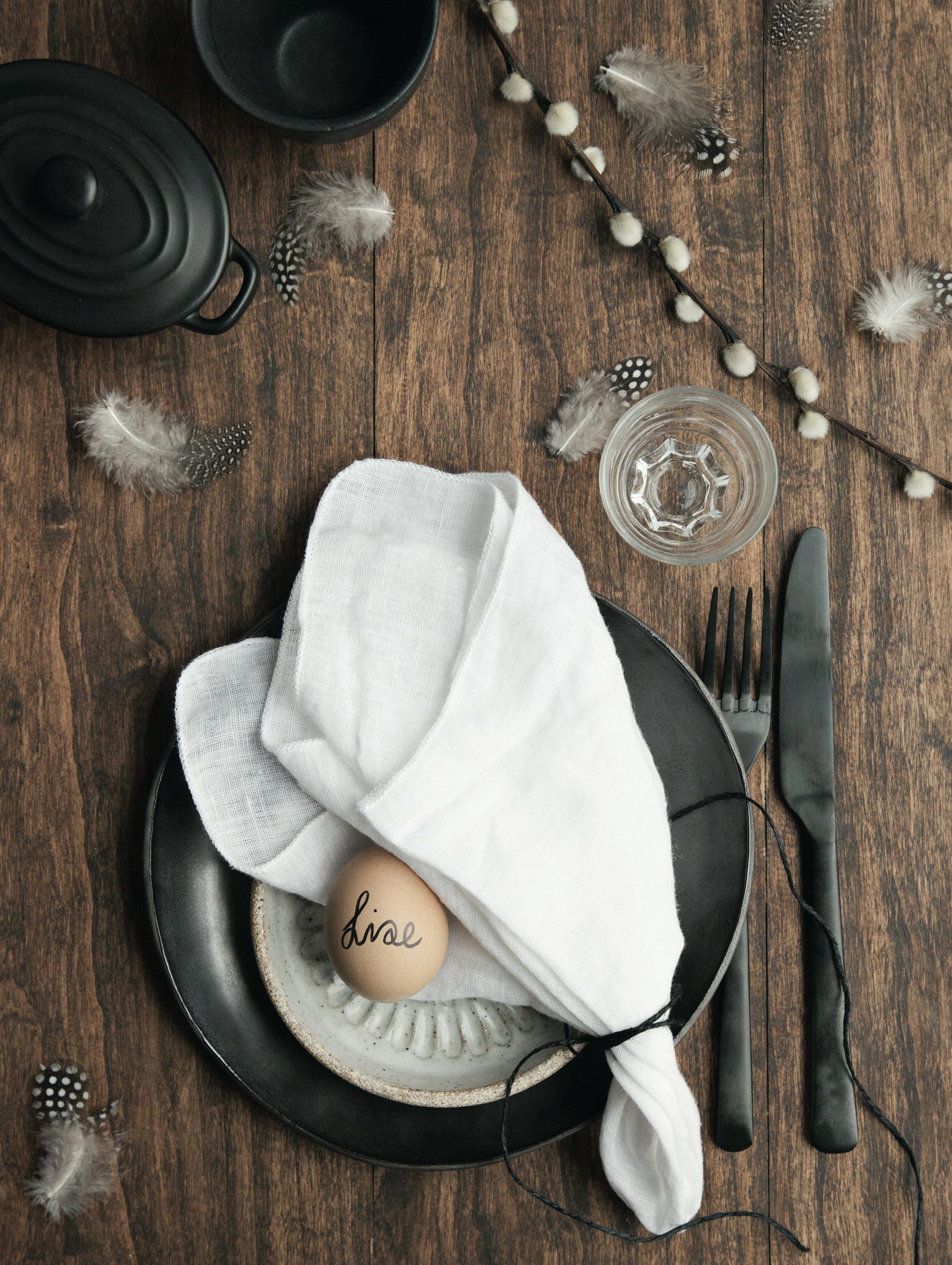 Dækket påskebord med æg som bordkort