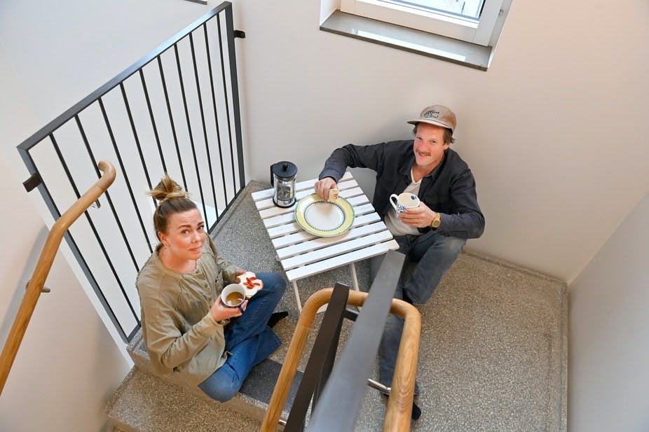 Kærligheden blomstrer i opgangen