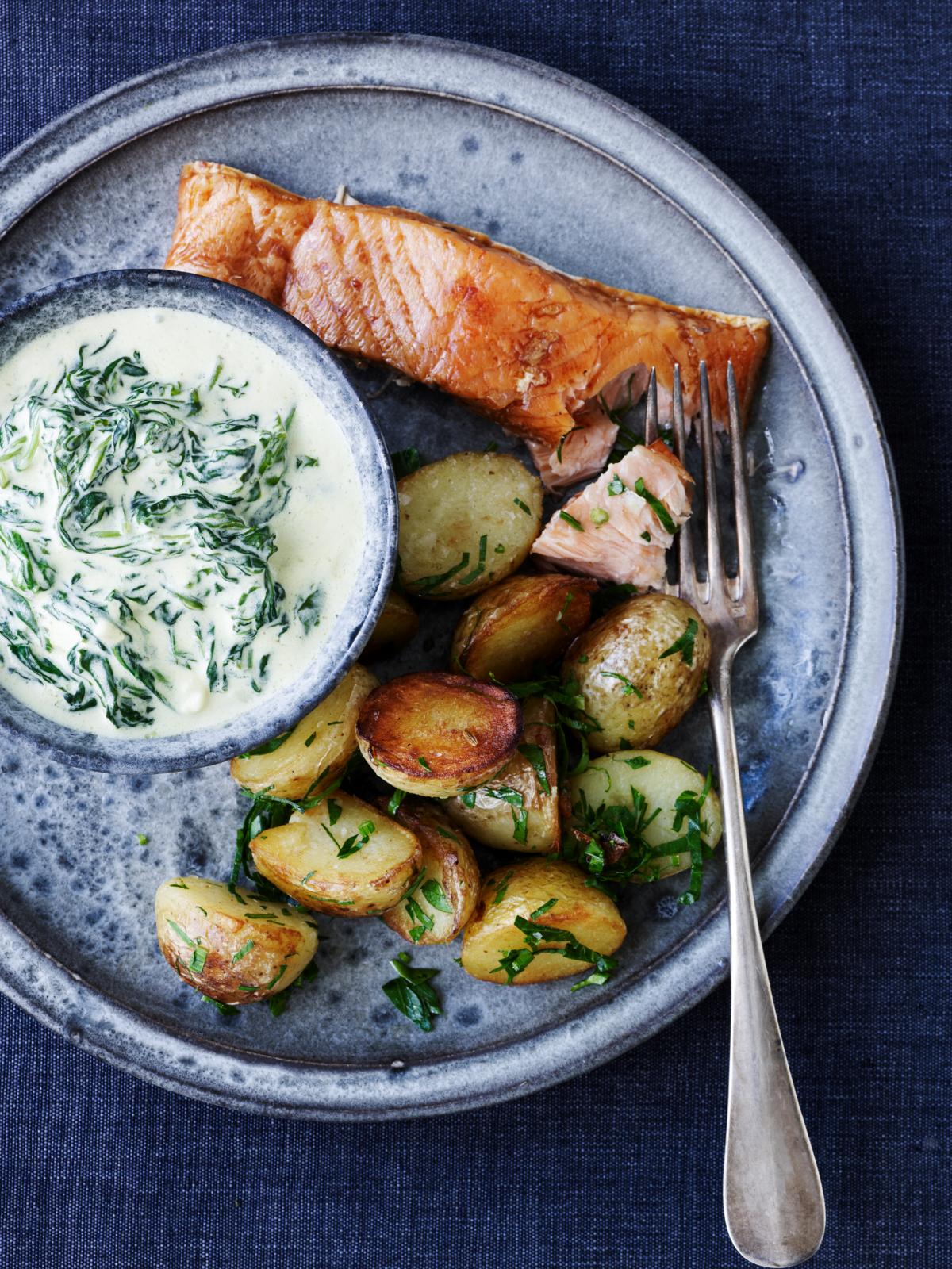 Varmrøget laks med stuvet spinat