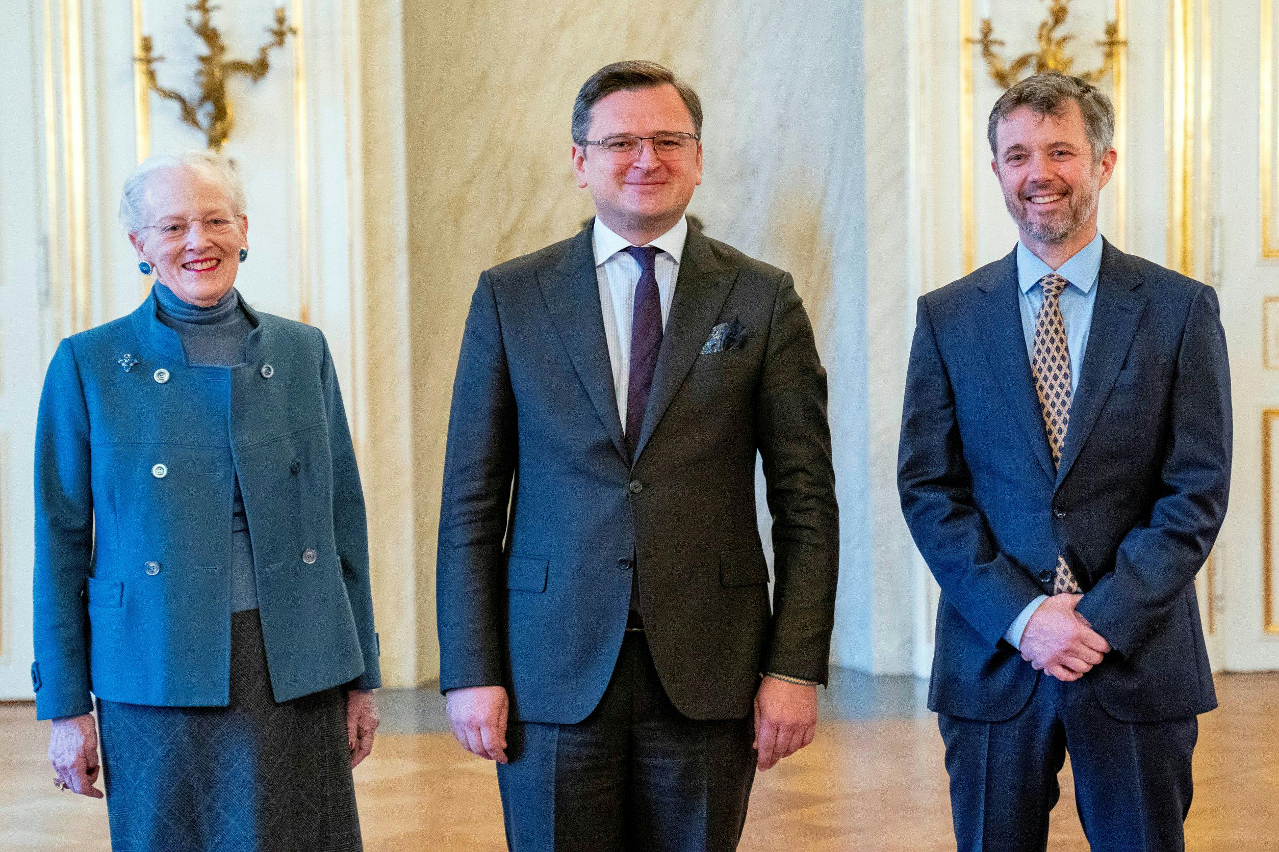 Ukraines udenrigsminister, Dmytro Kuleba, sammen med dronning Margrethe og kronprins Frederik
