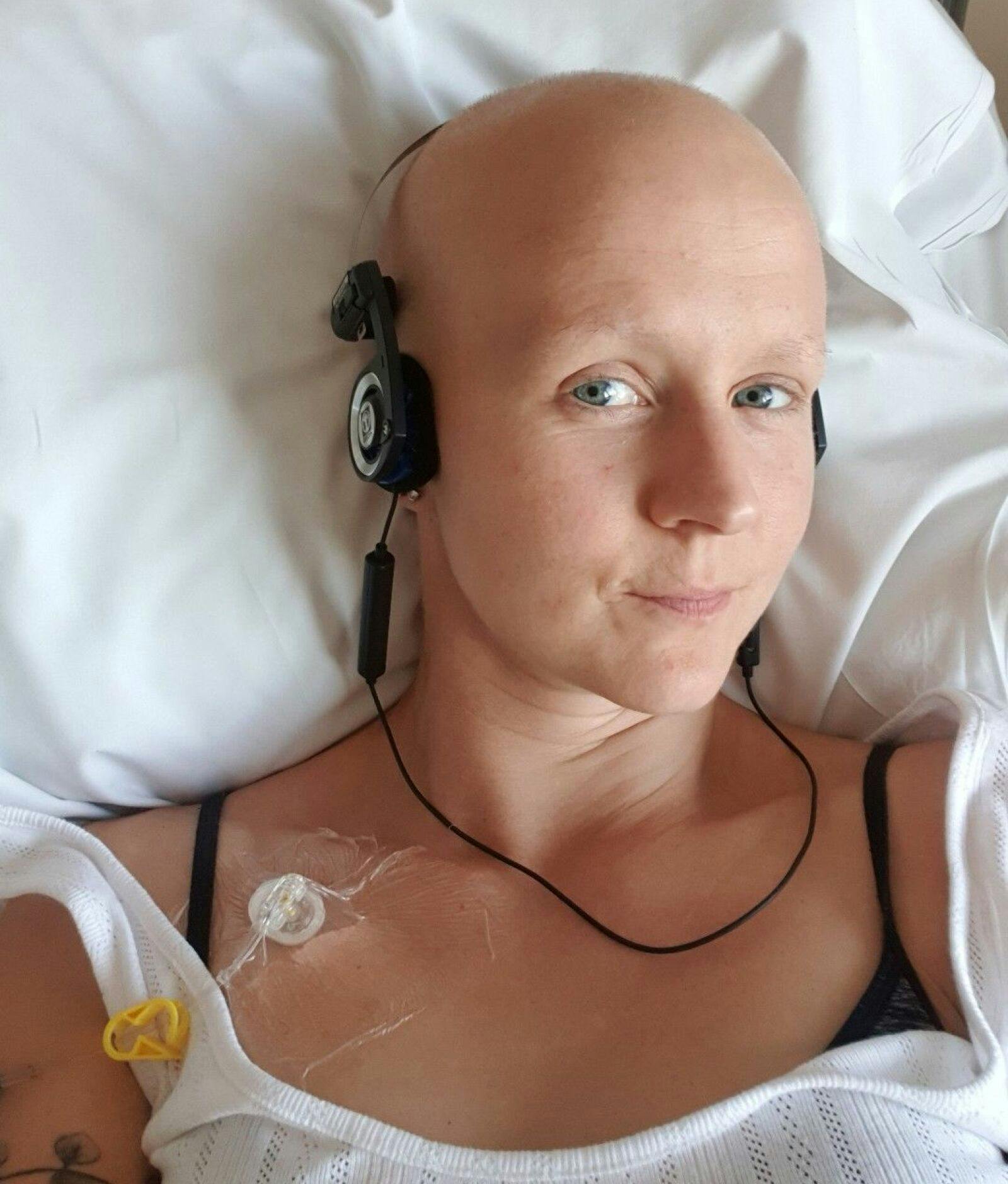 Matilda Lindmark i sengen på onkologisk afdeling