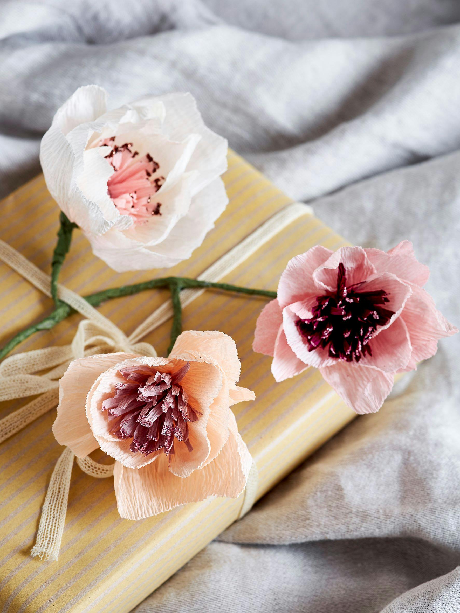 Pynt en gave med en stilk med flere blomsterhoveder eller en enkelt yndlingsblomst, og forkæl gavens modtager med en ekstra lille blomsterhilsen.