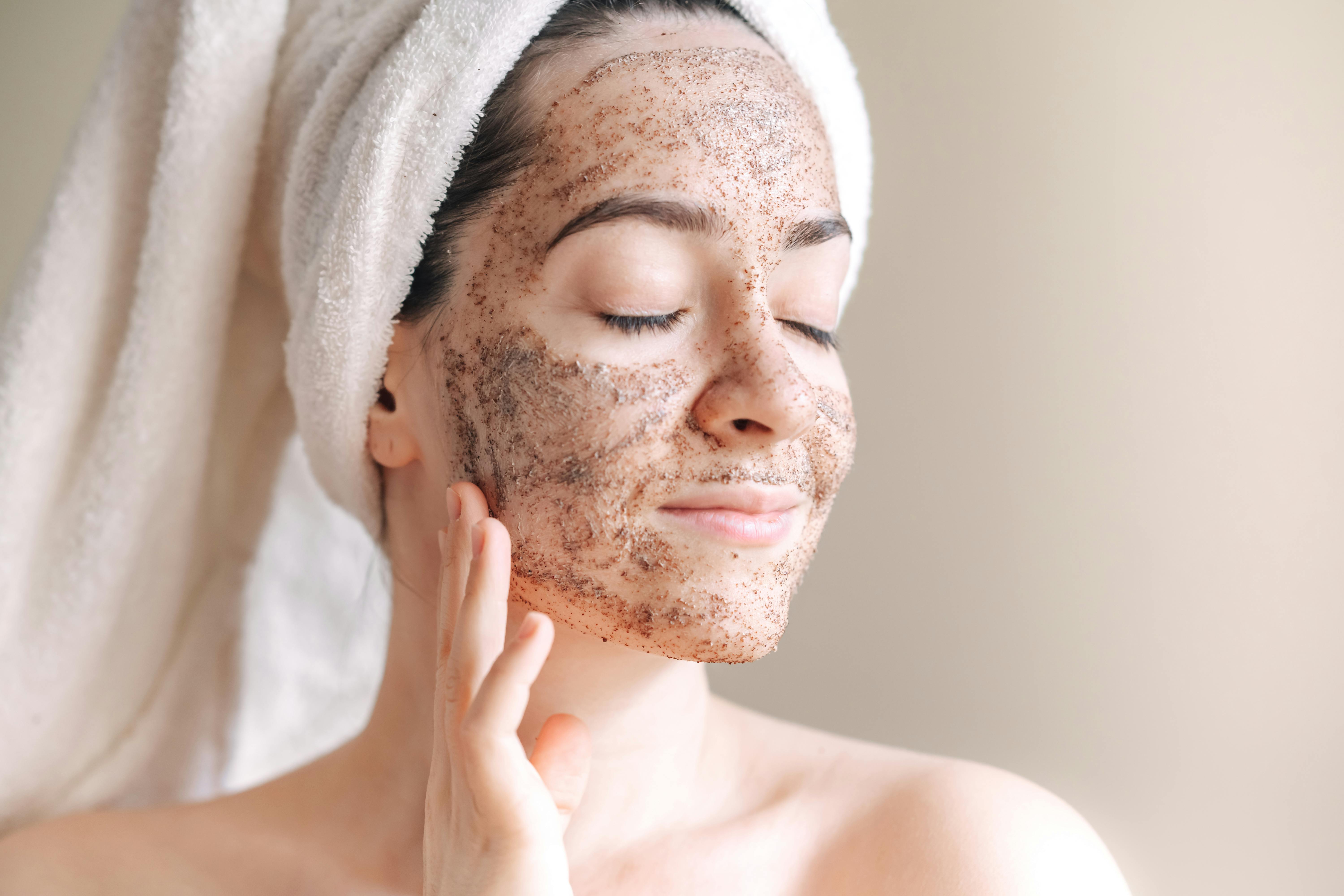 Hjemmelavet ansigtsmaske sukkerscrub