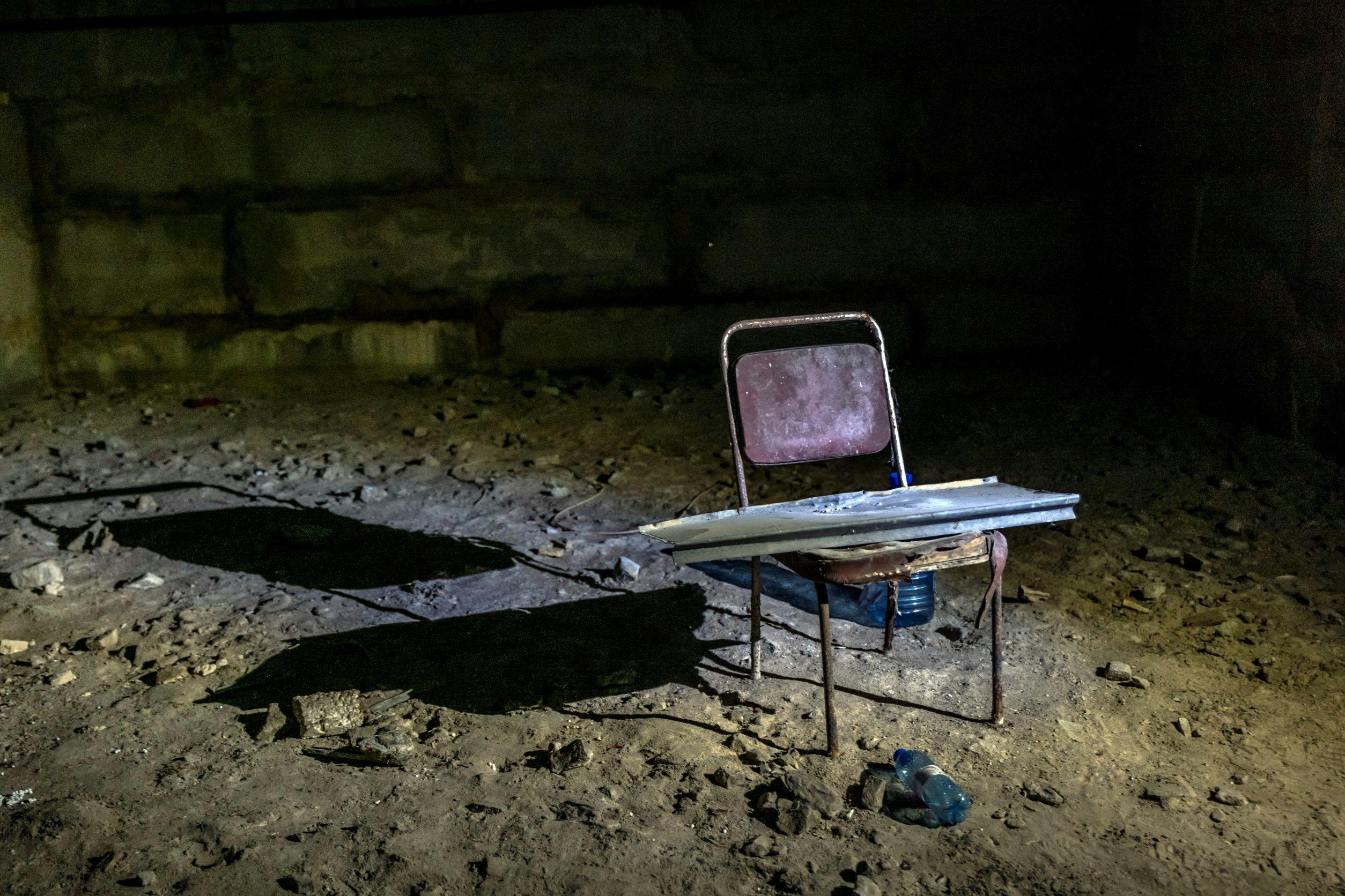 Billedet viser en kælder i Bucha under en sommercamp, hvor fem lig blev fundet. Det er ikke den kælder, hvor de russiske soldater voldtog ukrainske kvinder og piger. 