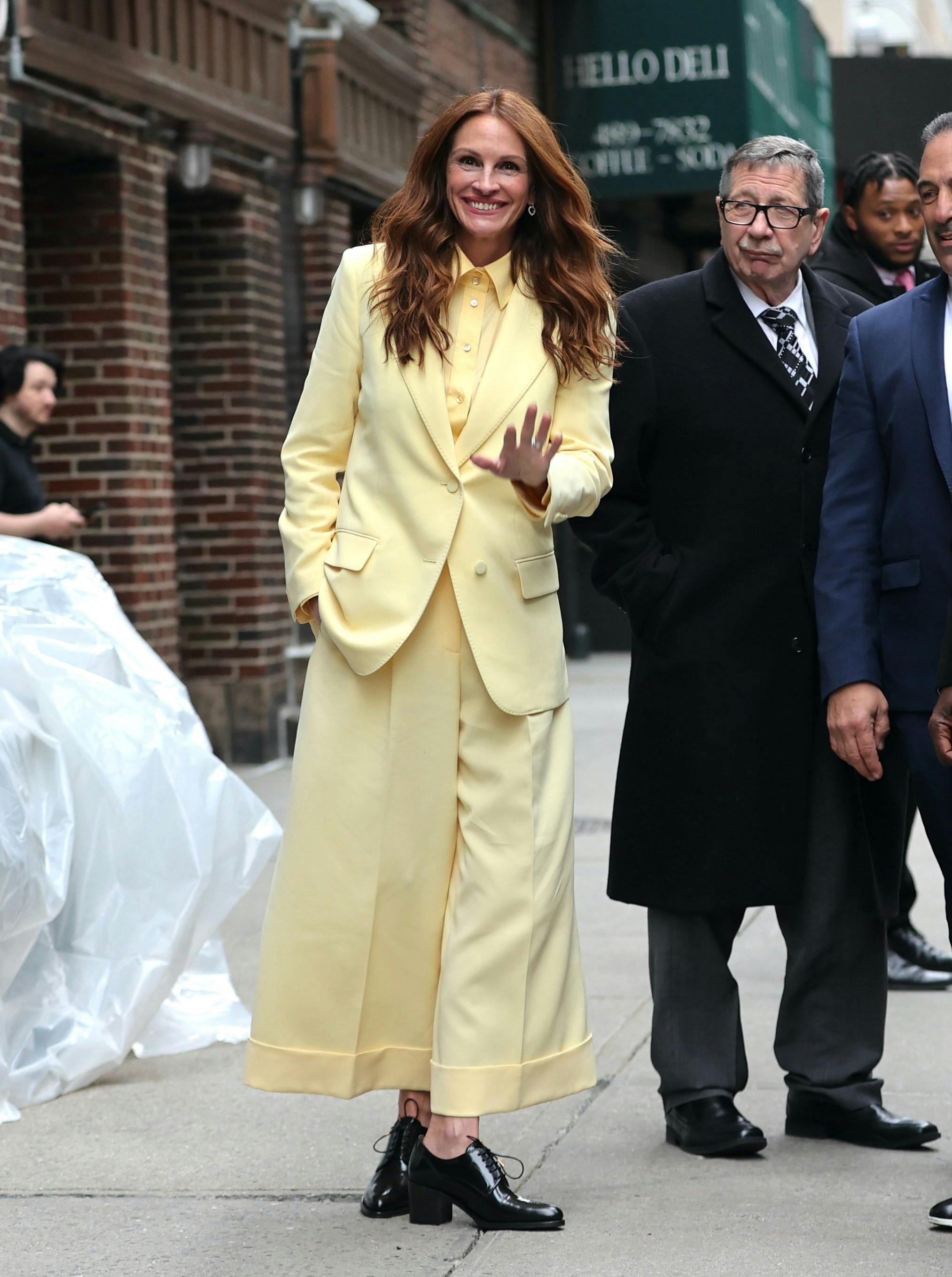 Julia Roberts gult suit new york culottebukser