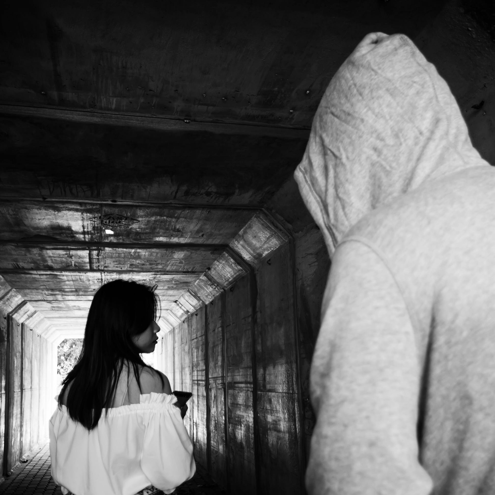 Stalking, SHUTTERTSTOCK