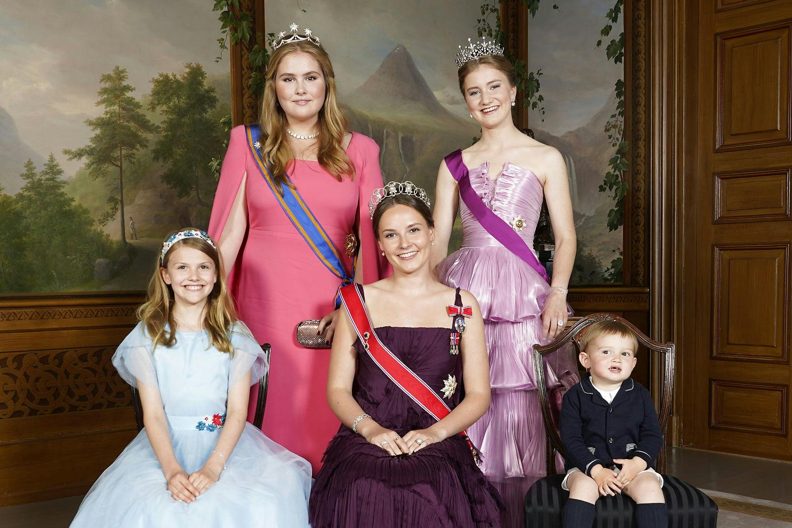 Fra venstre: Prinsesse Estelle, prinsesse Amalia, prinsesse Ingrid Alexandra, prinsesse Elisabeth og prins Charles