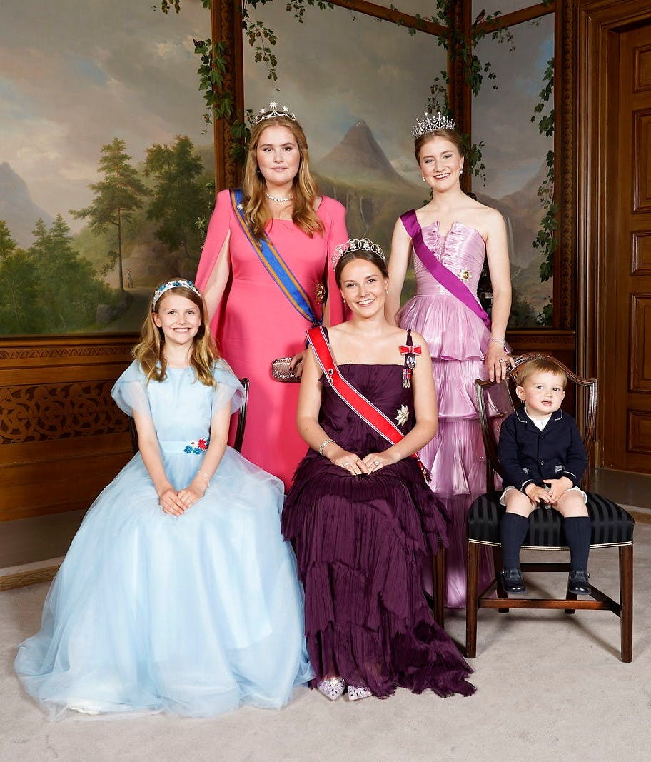 Fra venstre: Prinsesse Estelle, prinsesse Amalia, prinsesse Ingrid Alexandra, prinsesse Elisabeth og prins Charles