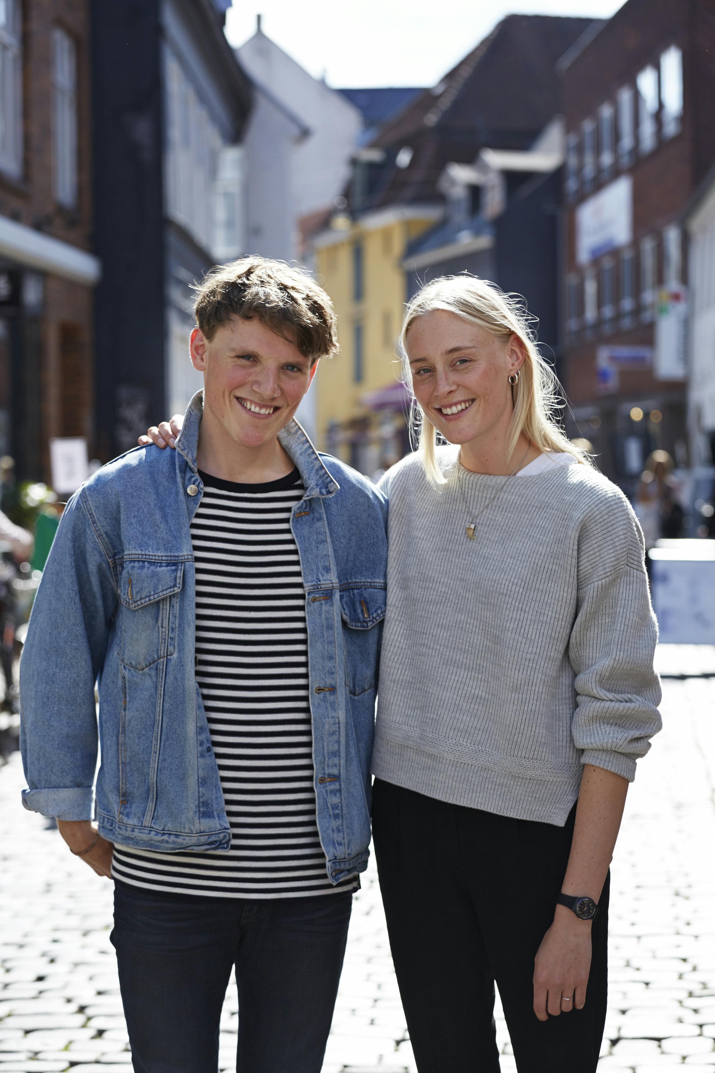 Det var Tobias' daværende kæreste Katrine Nør, der blev lokket i køkkenet for at bage den indiskinspirerede kage.