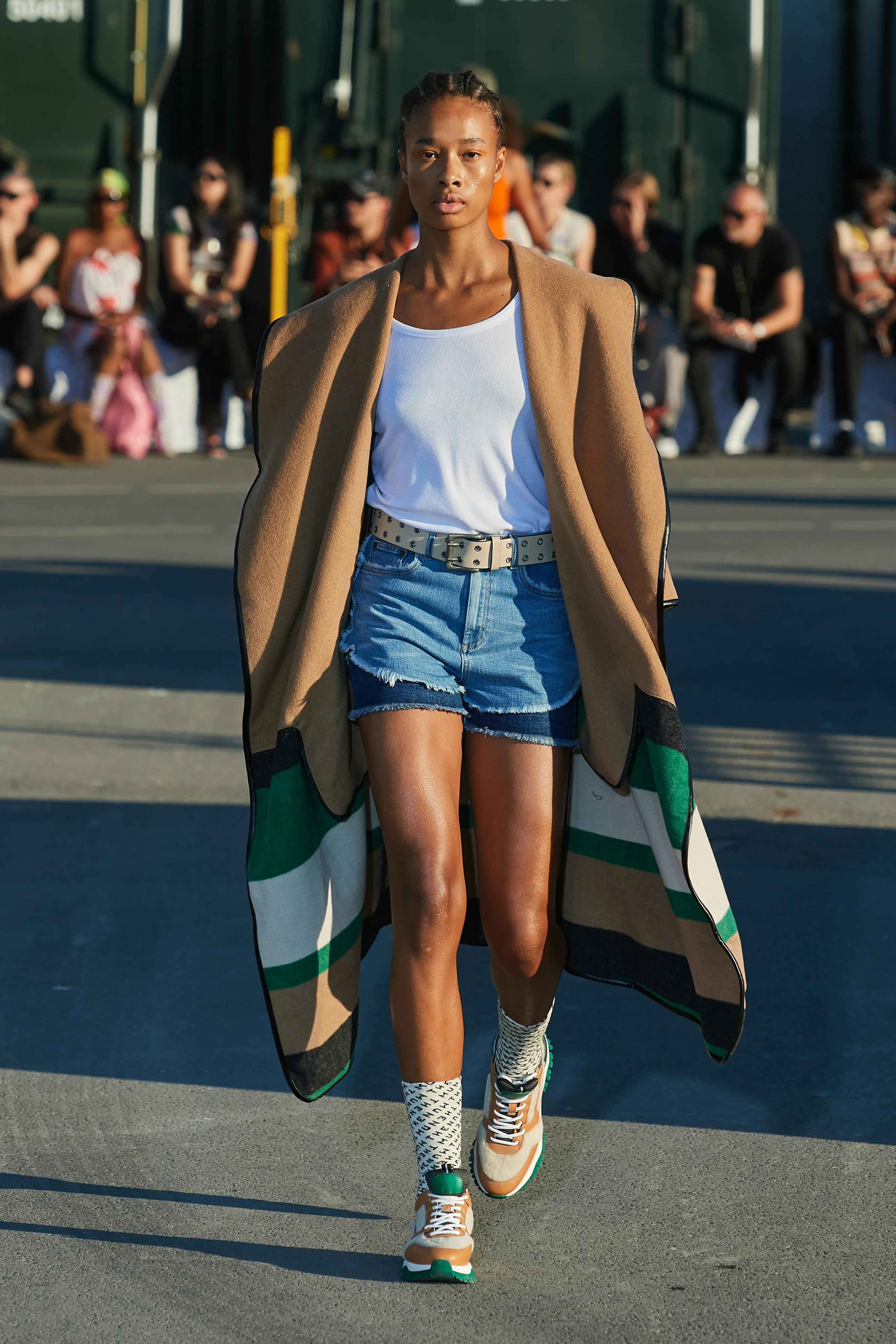 Sæt en oversized skjorte sammen med tætsiddende tank top og shorts, for et mere afslappet og balanceret udtryk.
