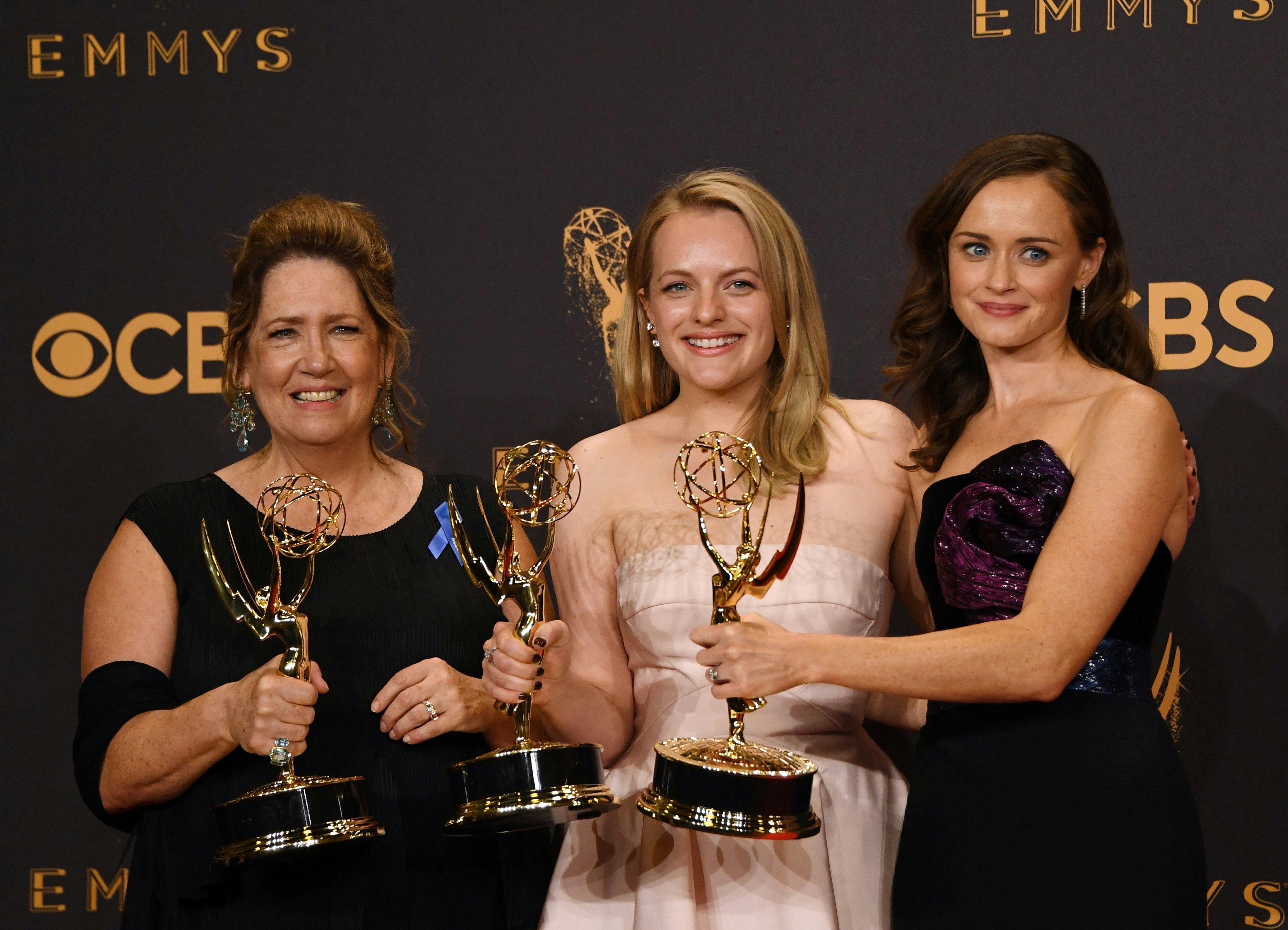 Ann Dowd, Elisabeth Moss og Alexis Bledel poserer med deres Emmy-priser for "The Handmaid's Tale" i 2017. Foto: Mark Ralston/AFP/Ritzau Scanpix
