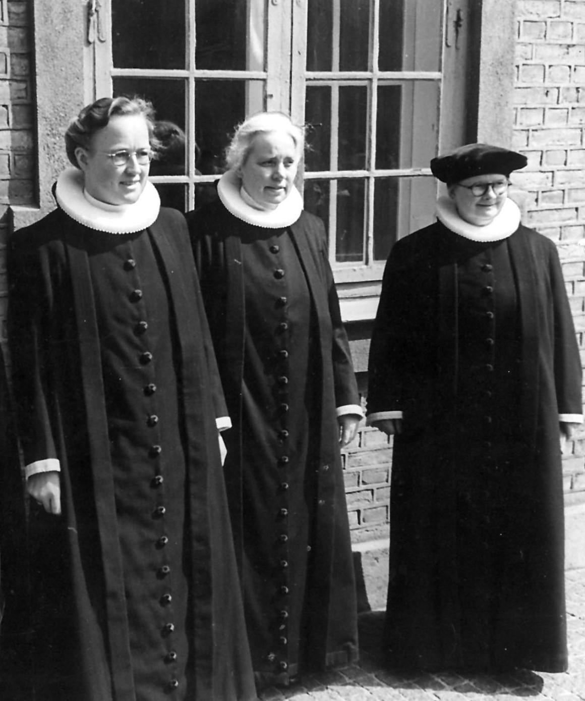 1948. De tre første kvindelige præster i Danmark