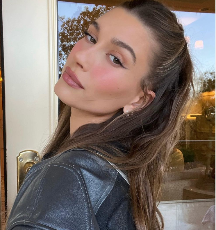 Hailey Bieber - Cold girl makeup trend