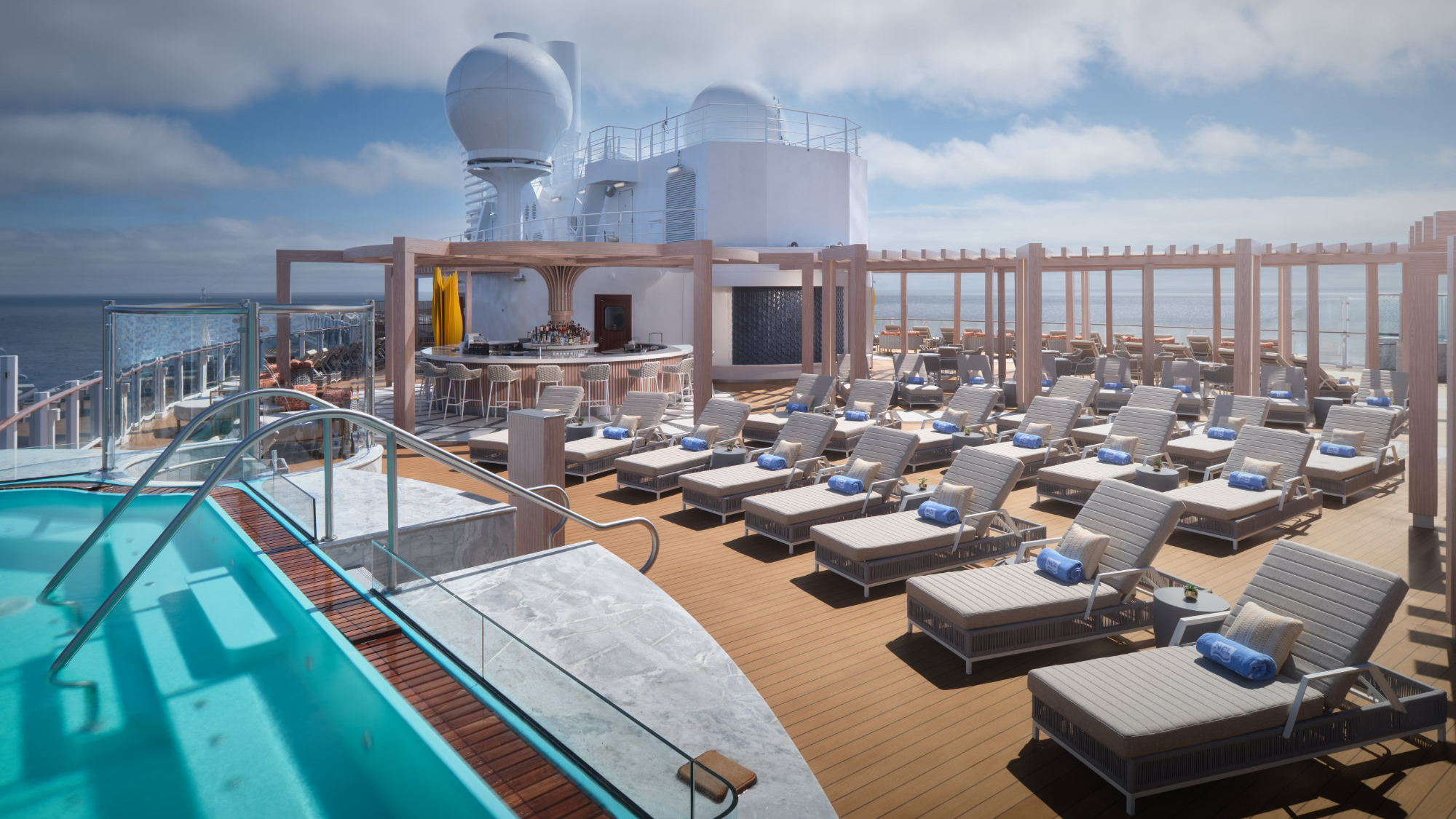 Slap af på skibets beach club “The Vibe”.